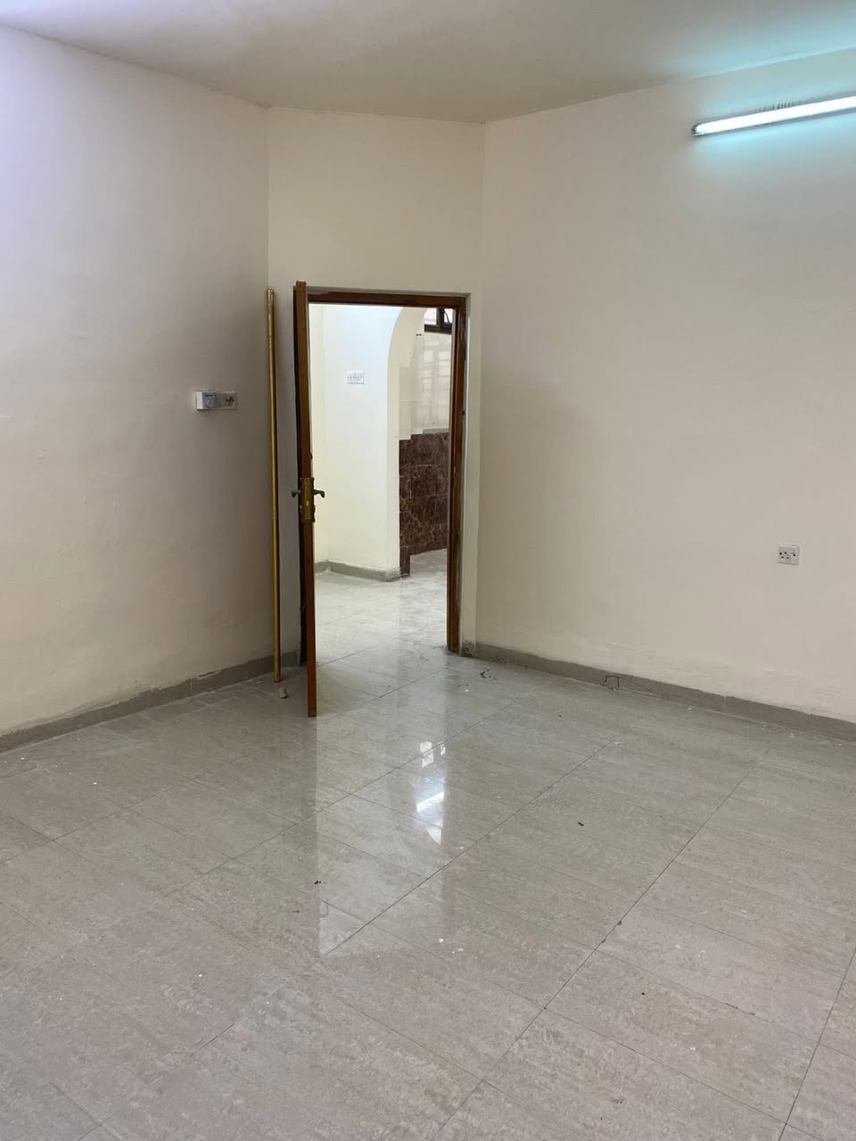 دار للايجار طابق اول
يحتوي على صاله  ومطبخ وغرفة نوم واحده وصحيات مدخل مستقل
الدار مساحته ٨٥ متر جبهه ١٠ متر مدخلين مدخل للصاله ومدخل للمطبخ موقع مميز  على خدمي المطار منطقة الاقتصاديين
الايجار الشهري ٦٠٠
للاتستفسار
***********
