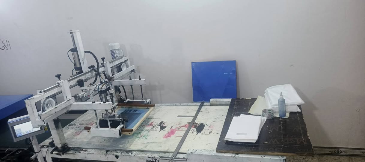 السلام عليكم للبيع
مكينة طباعة سلك سكرين اوتماتيك مساحة الطبع 80*50 سم 
تطبع علاكة ... كونية..... ورقيات 
و ياها مجفف 8 شمعات هولاجين تحكم سرعة طول 3 متر 
للاستفسار رقمي *********** 
( ما متواجد دائما على نت)
