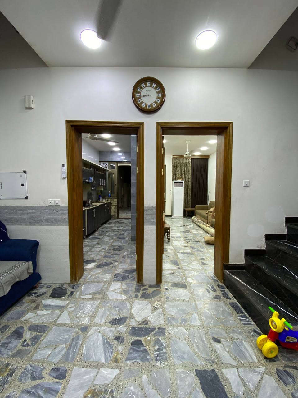 السلام عليكم دار ١٥٠م بناء درجه اولى واجهه ٦م نزال ٢٥م كراج استقبال هول اربعة نوم مقابل سياج مستوصف حي اور يعني ماكو جيران مقابيلكم 
حي اور قرب جامع عمار بن ياسر السعر٤٠٠ مليون  للاستفسار ***********
