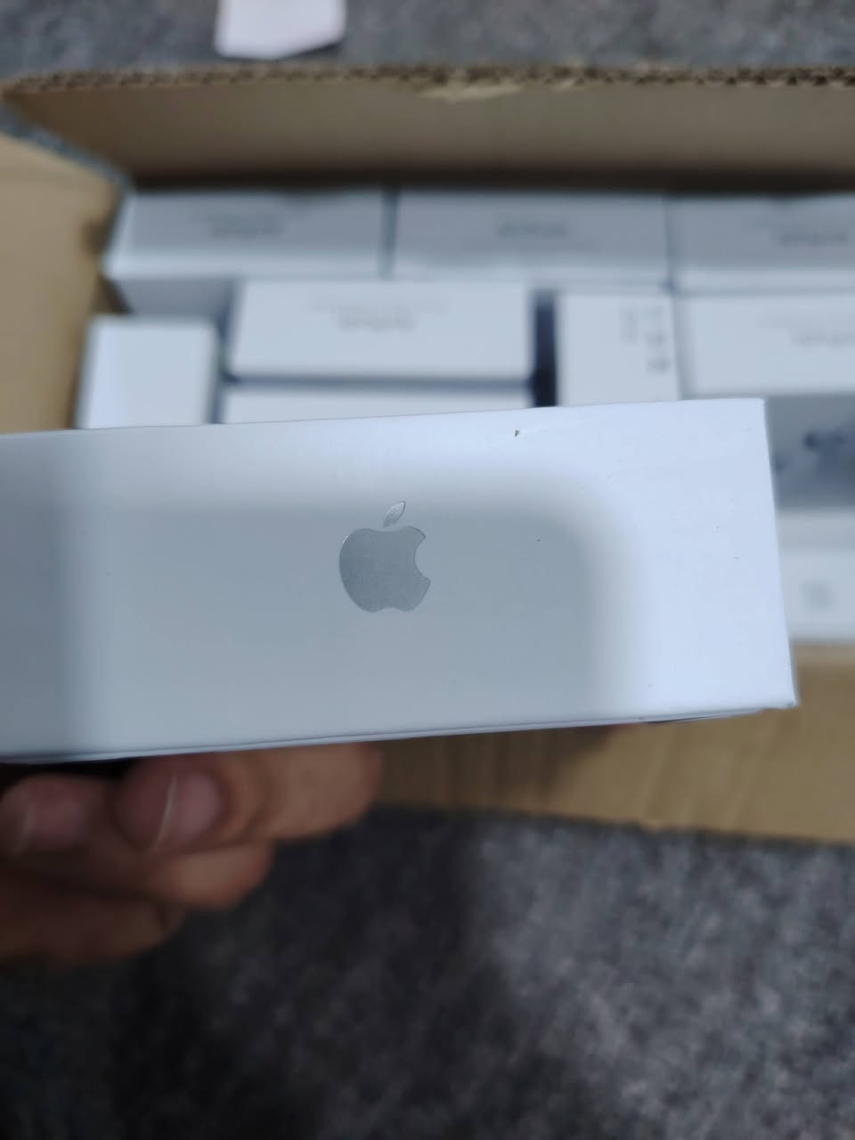 صوتٌ متفوق وتصميمٌ متجدد.
مع سمعة سابقة في تقديم الصوت الرائع، تأتي سماعة AirPods 4 لتكون المعيار الجديد في عالم الصوت والراحة. تصميمها الجديد يتناسب تمامًا مع شكل أذنك، مما يضمن لك تجربة مريحة طوال اليوم وثباتًا ممتازًا في كل حركة.
متوفر ١٤ قطعه


**إذا كنت صاحب هذا الإعلان وتريد حذفه لأي سبب، رجاءا أرسل رسالة إلى الدعم الفني**