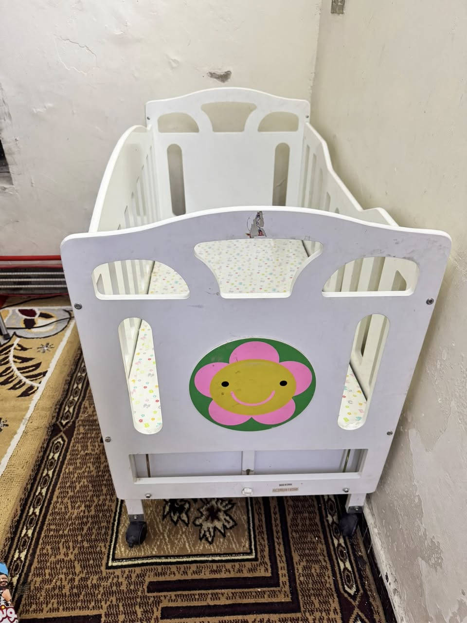 سرير طفل الحد ٤ سنه هزاز وتخزين  نضيف ومناسب  معه ناموسية حجم كبير ٧٥ الف بية مجال  ***********
