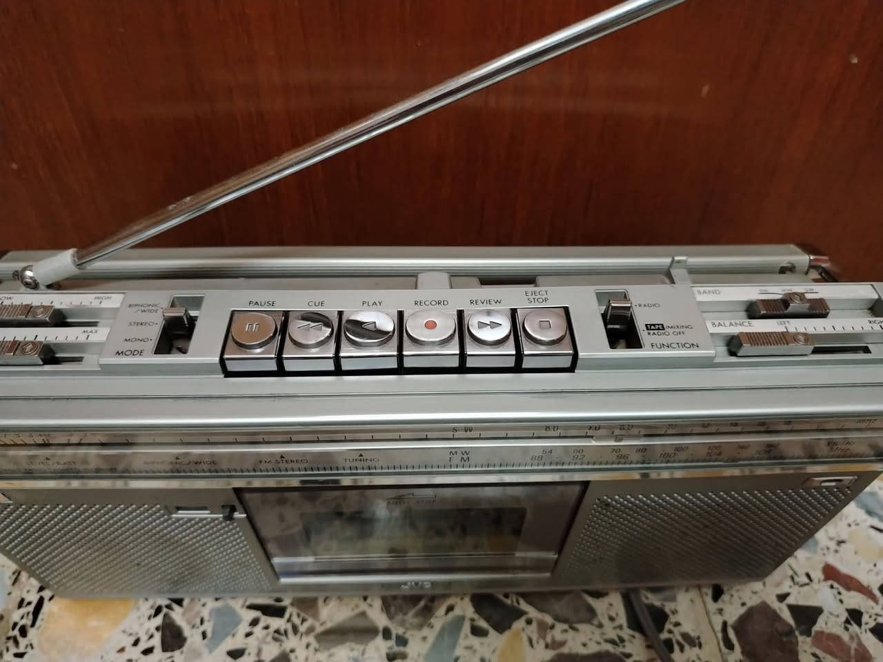 السلام عليكم ،
راديو مسجل ماركة JVC ياباني اصلي، الراديو يحتوي موجة FM صوته عالي ونقي وسحبه ممتاز  يعمل على الكهرباء المسجل يعمل ولكن يحتاج الى تبديل قايش ، وزن الجهاز ثقيل ، السعر ٧٠ ألف


**إذا كنت صاحب هذا الإعلان وتريد حذفه لأي سبب، رجاءا أرسل رسالة إلى الدعم الفني**