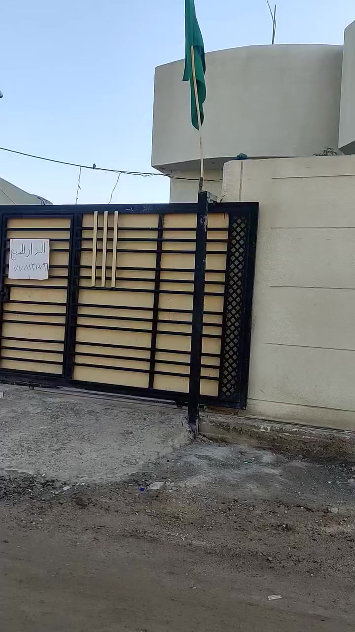 السلام عليكم بيت بلجزيره شارع  الأمام زين العابدين ع 
البيت ركن على شارعين يحتوي على غرف عدد ٢ صاله كبيره إستقبال حمامات عدد ٣ داخلي وخارجي 
السعر ١١٠ وبي مجال قليل ***********
