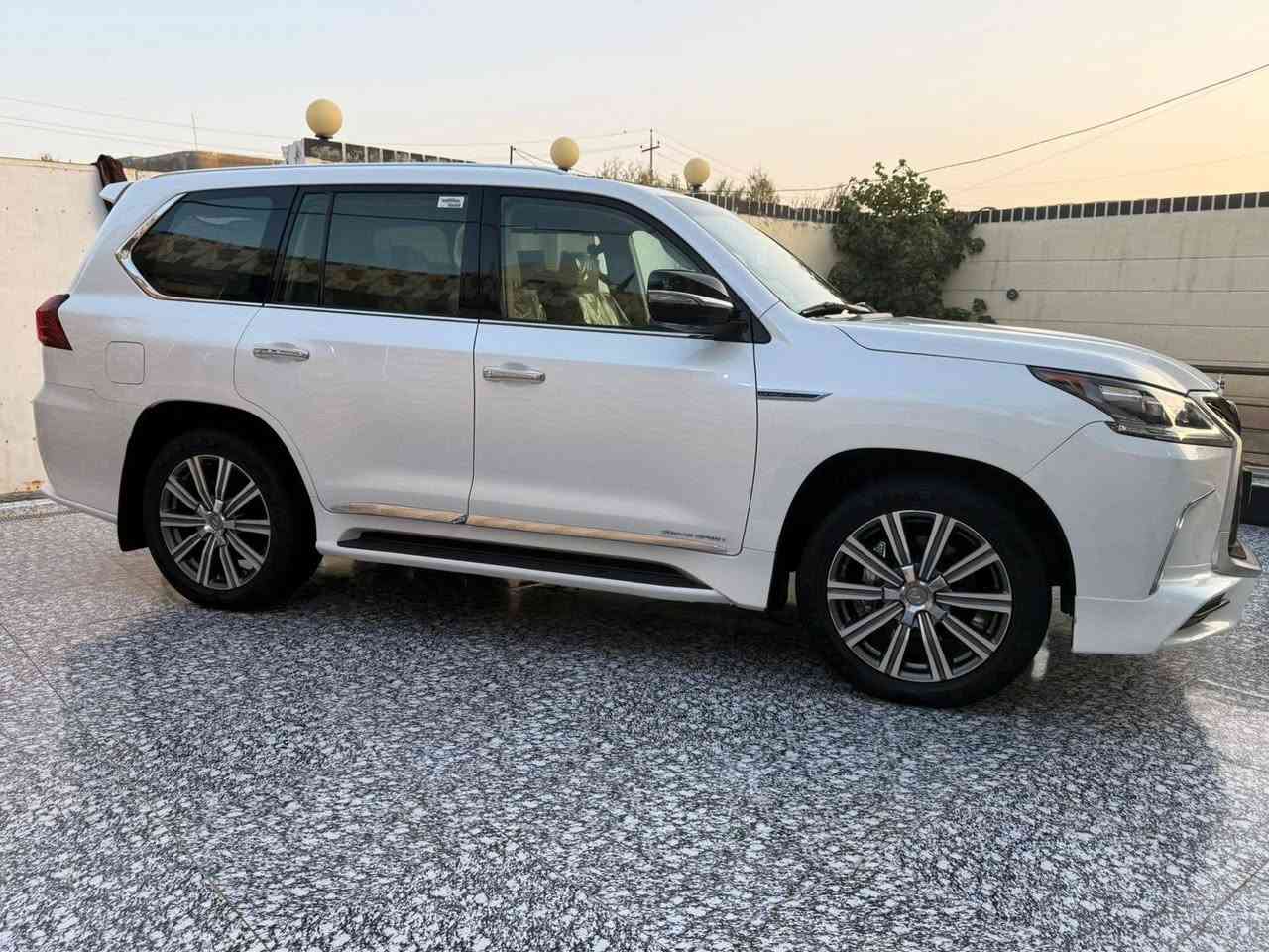 السلام عليكم 
السعر ((600$))وبيها مجال للشراي 
***********
***********
للبيع او المراوس LX_5.7 لكزز موديل 2016 رقم اربيل  هزه وسنويه لغايه 2031 تحويل ثاني يوم مكفوله كفاله عامه من الضربه والصبغ والتبديل والبارد وشخط ماشيه 88 الف حقيقي فول مواصفات 1/1 تخم تاير اصلي ياباني حداديه جديده مكينه وكير شرط السياره جديده بمعنى الكلمه استخدام شخصي للاستفسار الاتصال على الرقم التالي
المكان ذي قار/مركز المحافظة
