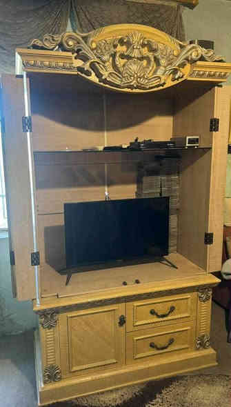 غرفة نوم ملكية للبيع
نوع الخشب ماليزي 
عدد القطع ٧ قطع كامل ملحقاتها
بدون حادث بدون شخط كلين
للاستفسار اتصال ع رقم 
***********
مكاني ال٦٠٠ صليخ شارع شيف علاء
سعر ٧٠٠
