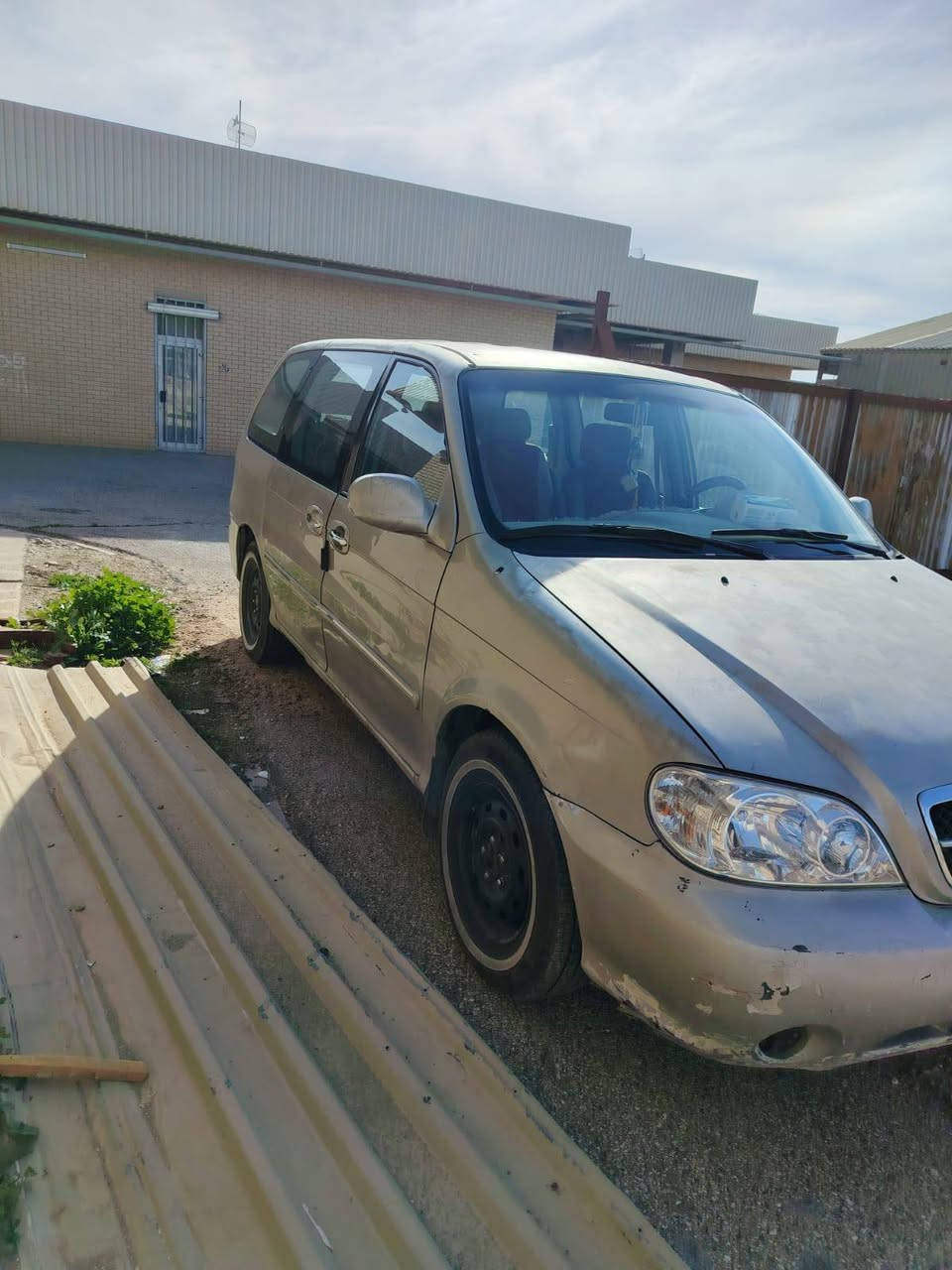 كيه كرنفال وارد خليجي 
موديل ٢٠٠٥
كير ومحرك كامري ابو الكف ٢٠٠٠
كهربائيات شغاله 
لون اصفر بيجي 
رقم بغداد سنوية ٢٠٢٦ شهر ٨ 
تحويل ثاني يوم ...
كلشي ما عليها لا غرامات 
سيارة بدون حادث بيها ملاحظات بسيطة طخات 
صبغ بلادي بدون صبغ السيارة 
ملاحظه : 
بيها خياسات بلدواسات الجوه البوب وتبريد نقص كمبريسر عطلان يرادله تبديل 

سيارة خير من الله جاي نطلع بيها محافظات تاخذها لسياره تدعيلي 
مكان السياره ( الفلوجة ) السعر ٦٤ وبيها مجال 
للاتصال ***********
