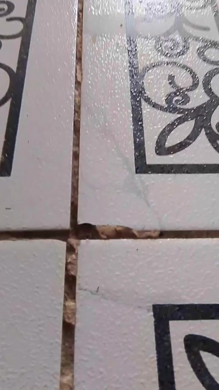 السلام عليكم 
شباب هذا السيراميك الارضي الحلول الواضحة في الصورة تحفرت كيف اعالجهة ياريت تنورونا بارأكم اهل الخبرة
