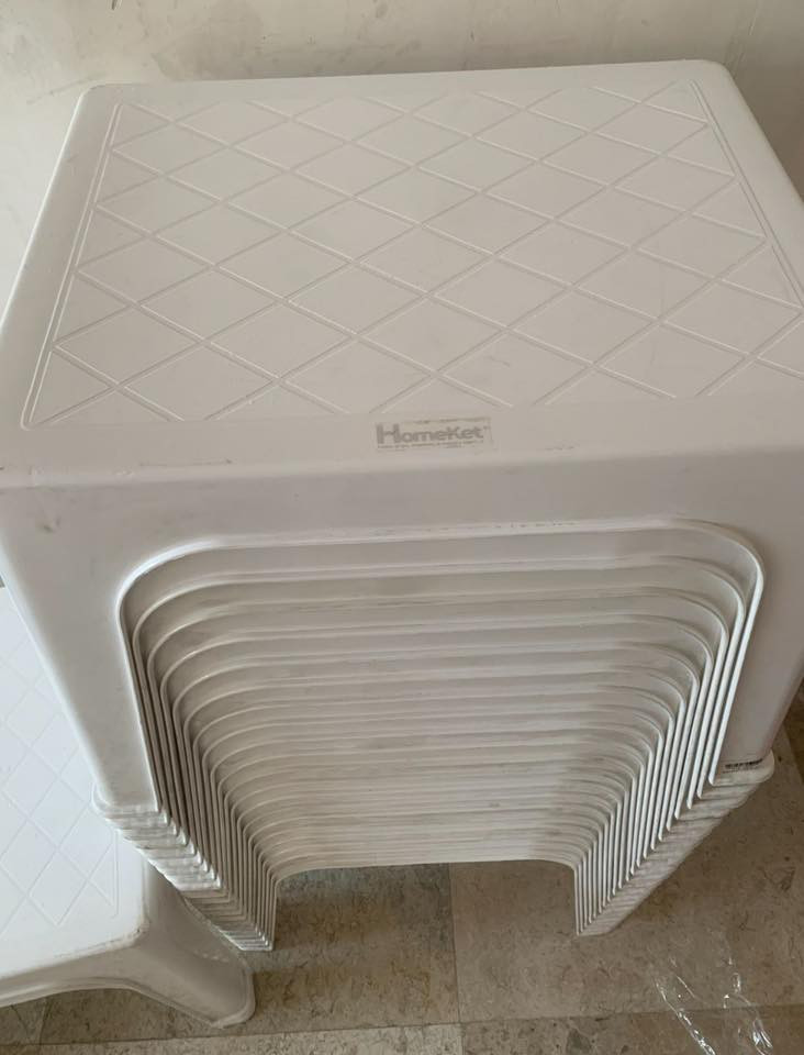 سلام عليكم 90 كرسي  ابيض للبيع + 20 طبلة نظافة 100‎%‎ بلاستك كصة البقلاوة العنوان بغداد حي الاعلام للستفسرار ***********
