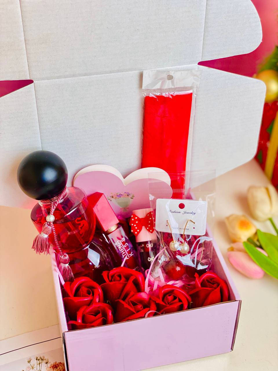 "💎 هدايا راس السنة الميلادية 🎉💌🧧
بوكس هدية نسائي أنيق ولطيف يحتوي على بوند للشعر تراچي الكرز حمرة تنت سبلاش جورجينا ❤️✨🎉
 
✨ إضافة كرت معايدة
نكدر نكتب على الكرت الكلام اللي تردينه اسم الشخص، عبارة خاصة، أو رسالة من القلب حتى تصير الهدية أگرب وأجمل ✨
لأن التفاصيل الصغيرة
هي اللي تفرق وتبقى بالذاكرة 💫


**إذا كنت صاحب هذا الإعلان وتريد حذفه لأي سبب، رجاءا أرسل رسالة إلى الدعم الفني**