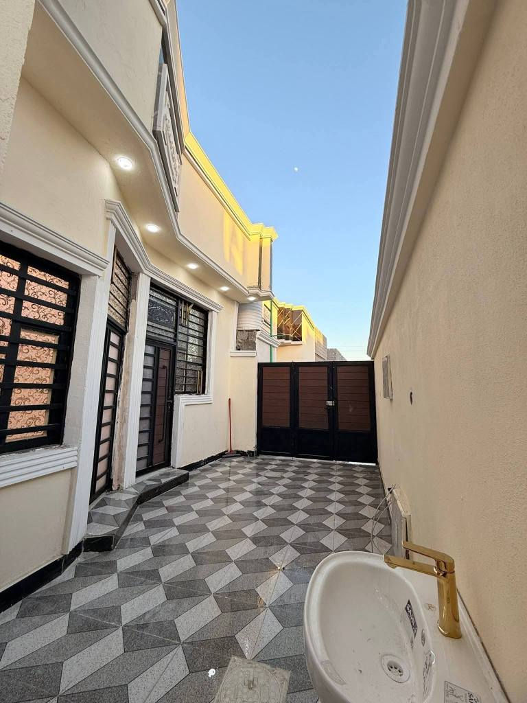 سلام عليكم وسعد الله أوقاتكم 👋⁉️
***********

دار سكن للبيع ⛪️

المساحه 130 متر  بناء حديث جديد 
يحتوي البيت على غرفتين منام 
و ديوان 
و صاله 
و مطبخ 
و صحيات داخلي و خارجي و كراج سياره 
بيت كلش مرتب 
كافه الخدمات متوفره 
طابو صرف زراعي بأسم عراقي سند ٢٥ راعي الارض ساكن نفس المنطقه 
العنوان ابو  الخصيب قرب المحكمه الجديده يبعد عن المحكمه مسافه قليله 
سعر 75 مليون و بي مجال 
للاستفسار *********** البصرة, العراق
