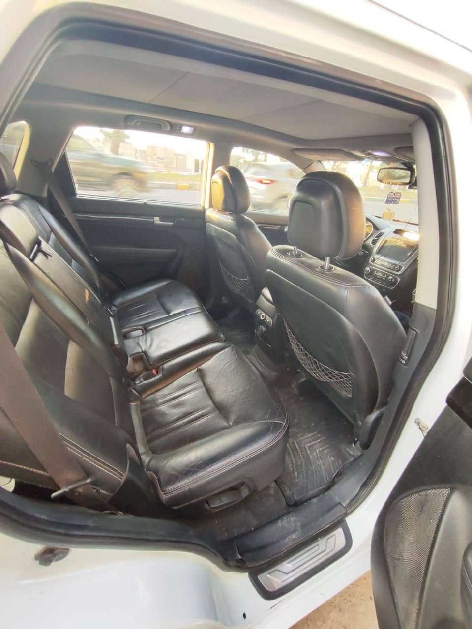 السلام عليكم 
سورنتو 2015 امريكي sx اعلى فئه 
فول مواصفات للأخير ميحتاج اذكر المواصفات 
المكينه v6 
السياره كير مكينه كفاله 
السياره بدون حادث مجرد فتح 
وهنا بالعراق الباب مال الجنطه انطخ وانصبغ هوه والدعاميه
مكان السياره بغداد اللطيفيه سريع الدولي 
رقم الهاتف ***********
السعر 160 ورقه وبيه مجال بسيط
