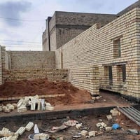 "السلام عليكم ورحمة الله.. معكم الخلفة حسين البلحاوي خلفة البناء. نضع ...