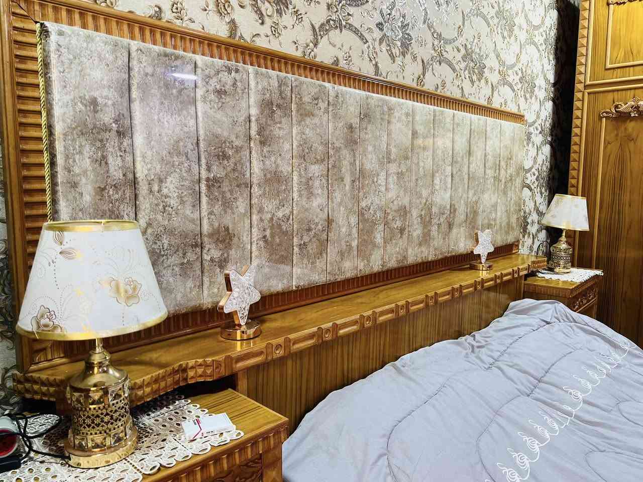 للبيع غرفة نوم مستعملة نظيفة جداً وبحالة ممتازة، استعمال خفيف ومحافظة عليها.  
خشب صاج عراقي أصلي شغل مرتب ومتين.  

تتكون من:  
• دولاب خمس أبواب  
• تسريحة مع مراية
• كومدينات وملحق كامل  

الغرفة جاهزة ونظيفة.  

السعر : مليون ونص وبيها مجال


**إذا كنت صاحب هذا الإعلان وتريد حذفه لأي سبب، رجاءا أرسل رسالة إلى الدعم الفني**