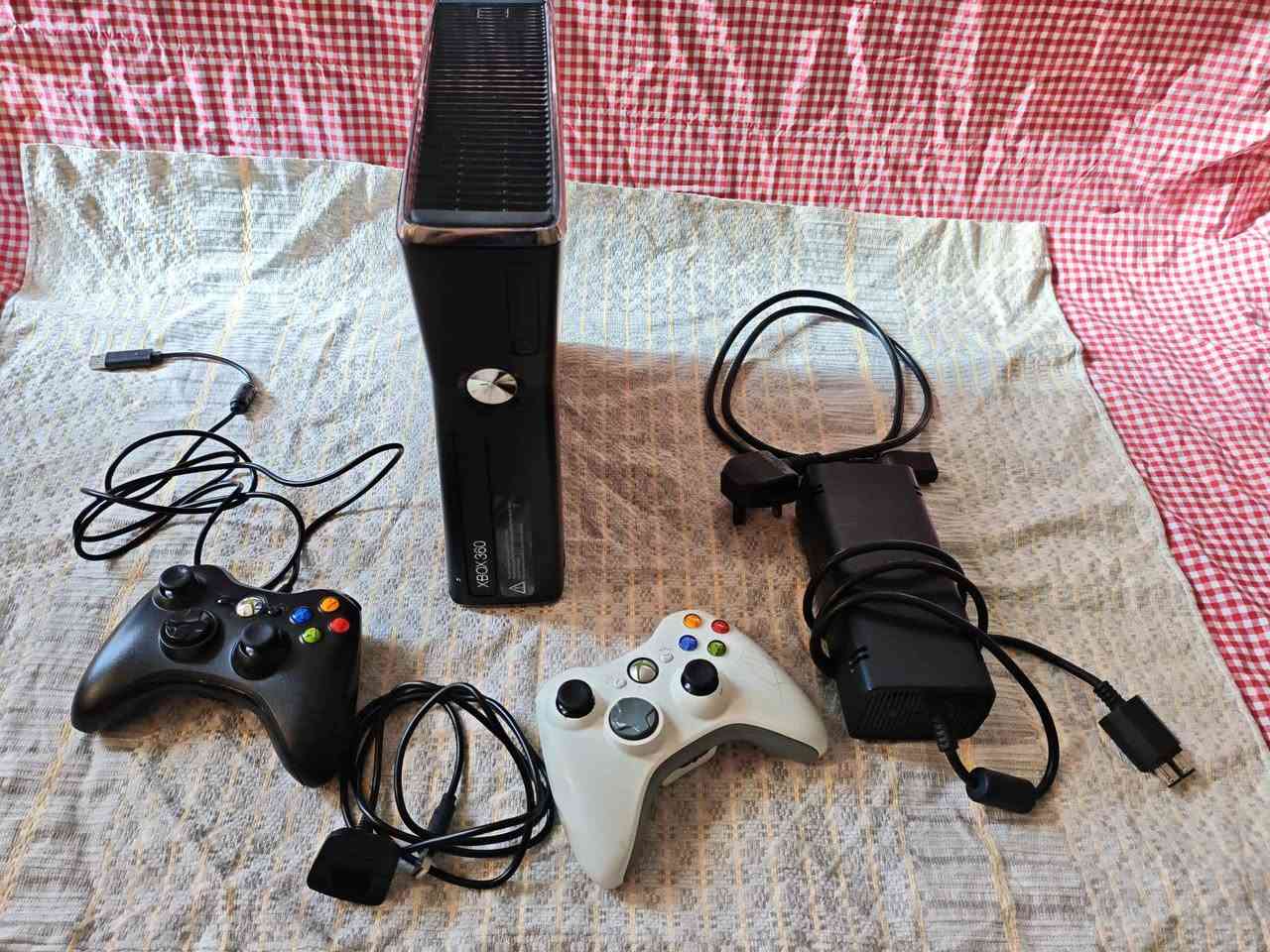 اكس بوكس 360 لمس (سلم) 
مساحة 250 GB
مع الملحقات الموجودة في الصورة.


**إذا كنت صاحب هذا الإعلان وتريد حذفه لأي سبب، رجاءا أرسل رسالة إلى الدعم الفني**