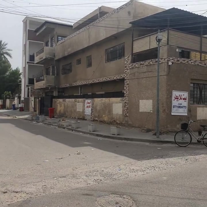 دار متكون من ثلاث طوابق مساحة الدار 115.5 الواجهة ٢٠ متكون من خمس غرف نوم حمامات عدد ٢ ومطبخين وبيتونة وكراج للسيارة عنوان الدار الاعظمية شارع الضباط فرع صيدليه المثلث او فرع متوسطة الإقلام الذهبية  
*********** للإستفسار
