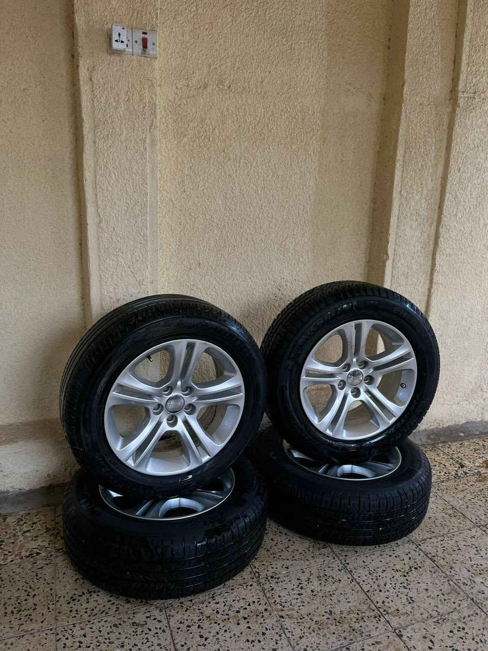 سلام عليكم
تخم ويل كب مع تايرات حجم ١٦ جديد لك تفصيخ اصلي بلاد مال جارجر موديل ٢٣ مع الحساس الاصلي
٣ تايرات مشلن بلاد
تك مبدل تفصيخ عادي
للعلم التايرات مماشين بيهن هنا والسياره ماشية ٤ الاف ميل
للبيع فقط
٤٠٠ الف مع المجال البسيط للشراي فقط يراسلني 
مكاني محافظة واسط / الكوت


**إذا كنت صاحب هذا الإعلان وتريد حذفه لأي سبب، رجاءا أرسل رسالة إلى الدعم الفني**