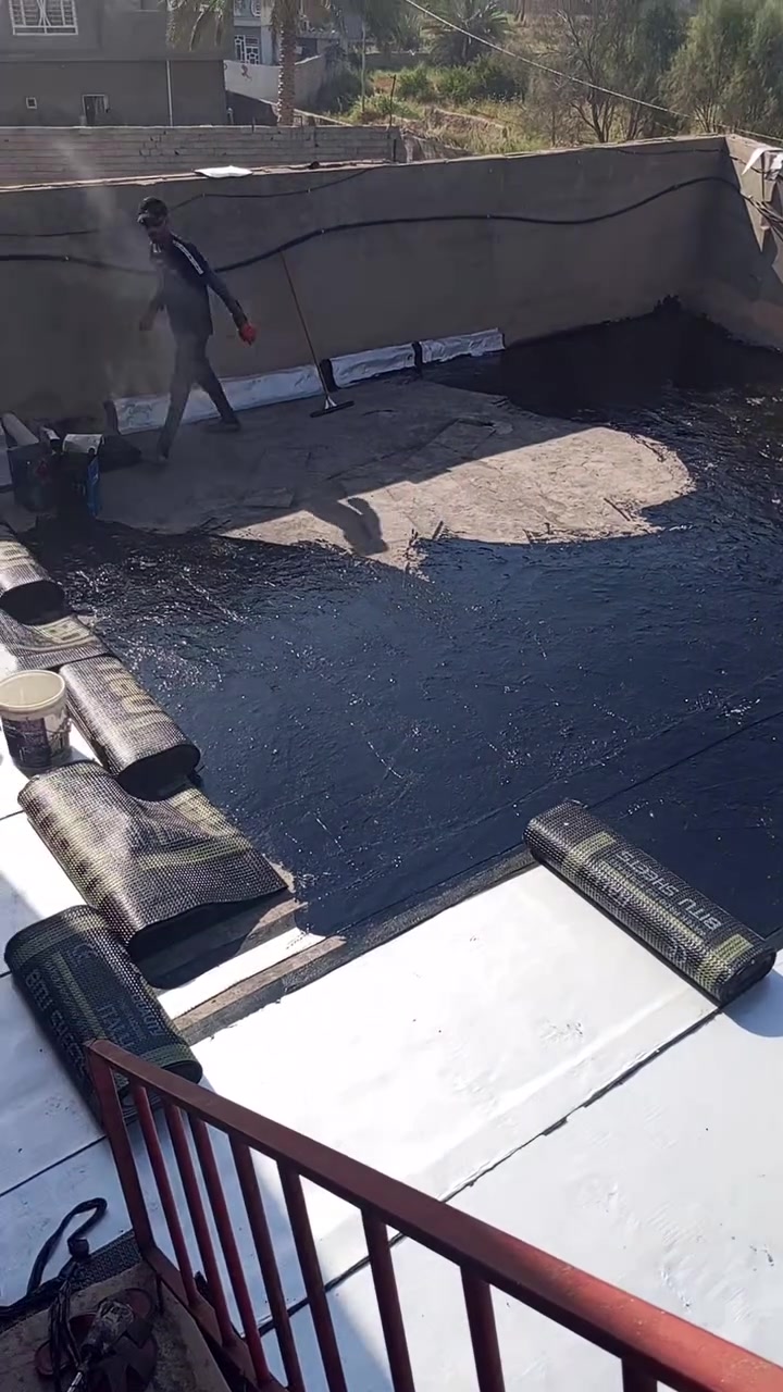 🏗️ جهّز سطحك اليوم وارتاح باچر..
الشتا وصل والمطر يفلّش البيت!"
🔹 إذا تعاني من حرارة البيت وتسربات الميّاه أو رطوبة السطح بسبب الامطار، الحل موجود ويبدأ من عندنا!
شركة المنصور تقدملك خدمة عزل الأسطح باحترافية وبمواد أصلية إيطالية الصنع مع 
#ضمـــان حقيقي وجودة تدوم 15 سنه
✨ خطوات عملنا:
1️⃣ مرحلة التنظيف والتحضير
📌 يبدأ كادرنا المتخصص بتنظيف السطح بشكل كامل من الأوساخ والغبار.
📌 نفتح السبالت وخزانات الماء ونزيل كل العوائق حتى نضمن سطح نظيف وجاهز للعمل 100%.

2️⃣ مرحلة العزل الأولي
📌 بعد التنظيف نطبّق طبقة أساس حسب اختيار الزبون:
الزفت الحار
زفت بارد الرايمر
الفلانكوت
3️⃣ فرش ودستار الإيزوكام
📌 كادرنا المحترف يفرش الإيزوكام بطريقة دقيقة تضمن التغطية الكاملة للسطح.
4️⃣ الكوي الحراري
📌 نستخدم الكوي الحراري بمواد عالية الجودة، درجة أولى و إيطالية المنشأ.
📌 نضمنلك عزل حراري ومائي متكامل مع شهادة ضمان حقيقية.
5️⃣ التكحيل وفتح المزاريب واللمسات النهائية
📌 بعد ما نكمل الكوي الحراري والتكحيل، نبدأ بعملية الترحيل النهائية بإتقان حتى تشوف السطح مرتب وكامل .
يسلمك السطح جاهز 
---
✨ مع شركة المنصور للإيزوكام تضمن:
✔️ حماية سطحك من تسرب الميّاه والرطوبة.
✔️ مواد أصلية وعمل مضمون.
✔️ تنفيذ احترافي بأيدي كادر ذو خبرة طويلة.
✔️ التزام بالمواعيد وسرعة بالإنجاز.

📞 للتواصل والاستفسار:
اتصل أو راسلنا واتساب الآن وخلي السطح مالك بأمان!
***********   --   ***********  
شركة المنصور لتغليف السطوح
