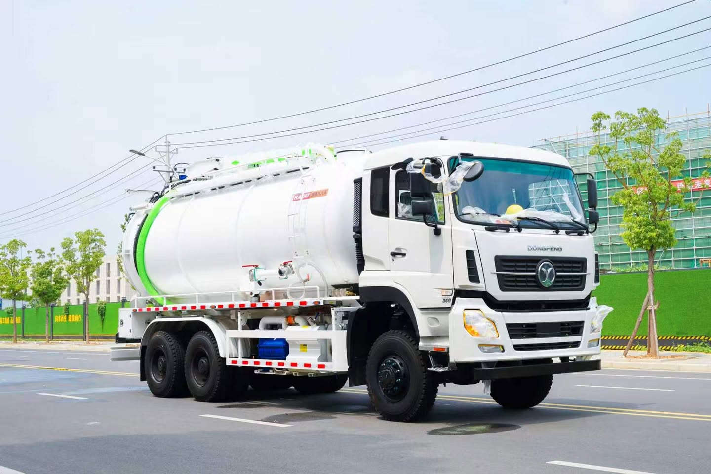 Ruiyat Dongfeng 18m³ Sewage Suction & Cleaning Truck

Chassis Configuration

Wheelbase: 4350+1350mm; Shaanxi Gear 12JSD180A transmission; 11.00R20 tires; Dongfeng Cummins L340 33 engine; Hangzhou power take-off; Rear axle gear ratio: 5.92; Equipped with ABS; Dongfeng Tianlong half-cab.

Superstructure Configuration

Total tank volume: 18 cubic meters (13m³ sewage tank + 5m³ clean water tank).
High-pressure pump: Working pressure 18 MPa, flow rate 330 L/min, fitted with 100m high-pressure hose.
Equipped with 204 water circulation pump.
Rear-mounted manual drain outlets: DN220 and DN100.
Drain pipes installed on both sides of water tank; Guardrail fitted on tank top.
10-meter remote-controlled hydraulic boom base; Access platforms with openable doors at lower sides of tank, equipped with 4 manual locking devices.
Larger rear hose reel.
Tank body adopts powder coating and baking finish, with secondary assembly process. #18m³ Sewage Suction Truck
#Sewage Suction Truck
#Combined Cleaning & Suction Truck
#Fecal Suction Truck
#Factory Supply
#Customized Vehicle


**إذا كنت صاحب هذا الإعلان وتريد حذفه لأي سبب، رجاءا أرسل رسالة إلى الدعم الفني**