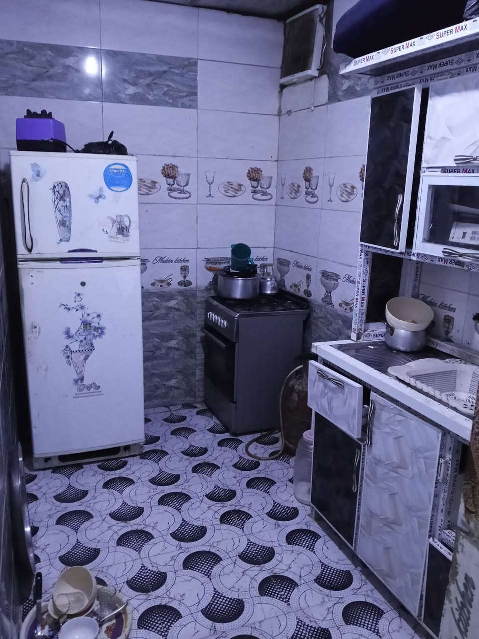 السلام عليكم 
دار للبيع 
بسم كويتي 

في قضاء ابو خصيب منطقة مشيجيجة 

البيت كونكريت 

يحتوي البيت على غرفتين ودوانية وصاله ومطبخ وحمام 

السعر 35 مليون

رقم هاتف***********
