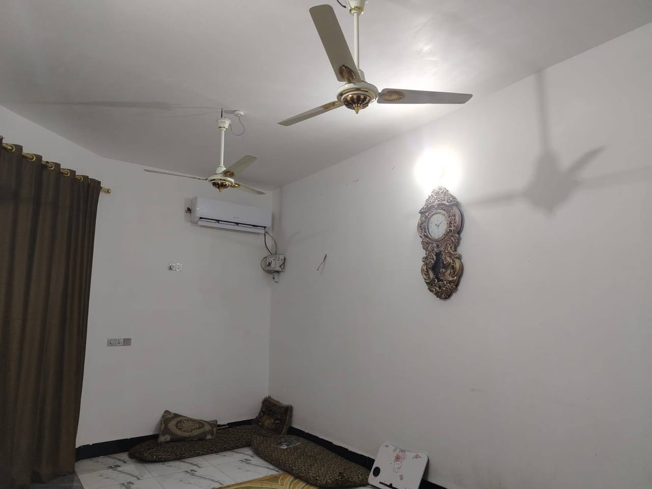 دار للبيع مساحه 150م الاساس صب البناء طابوك والسقف صب غرفتين وصاله وستقبال ومطبخ وصحيات الدار جاهز فول شارع المطار القديم قرب شارع علكم السعر 65وبي مجال للشراي الاستفسار على الرقم ***********
