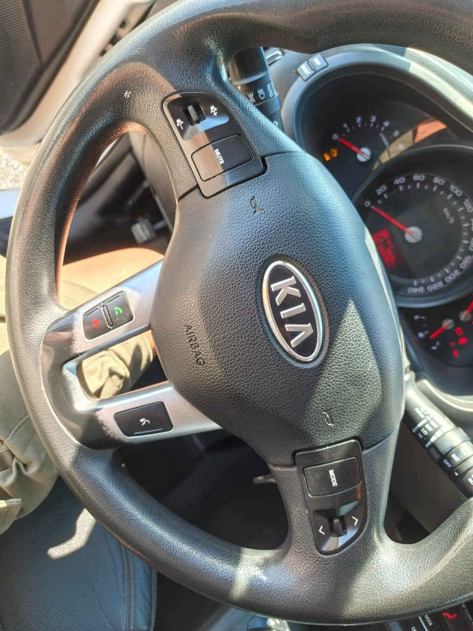 كيا سبورتج 
2014
كاز كاز بيه حصه 
رقم فول حجي 
شاصي واليبل ورقم وسنويه 
وين ما تريد تروح بيه عادي 
كشنات جلد
شاشه 
كير مكينه جدد
تايرات جدد 
كصه قماره 
غرفته كلش حلوه 
تبريد يخبل 
تحكمات ستيرن 
كشنات تدفته 
سبير ما نازل جديد 
سعره 53 بيه مجال مكاني بغداد 
***********
