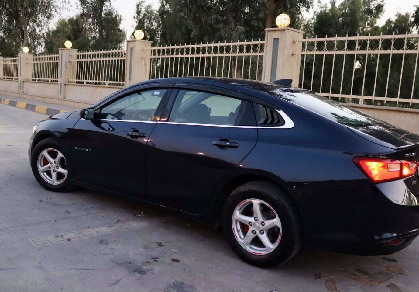 شوفرليت ماليبو للبيع 
موديل : 2018
بلد الصنع : امريكي
عداد المسافة : 125كم
لون : نيلي مميز
رقم اربيل دولي الجديد بأسمي
هزة وفحص وسنوية كلها جديدة لسنة 2030
حادث : صبغ قطعة وحدة جاملخ خلفي 
°ايرباك سليم وضع شركة
° شاصي شرط
°محرك وكير شرط
مواصفات :
ابواب بصمة جميعها 
شاشة لمس اندرويد اوتو وابل كار بلي
كامرة خلفية دوارة
نوافذ اوتو 
اوتو ستوب
تشغيل عن بعد 
كروس كونترول (مثبت سرعة)
بيها مفتاحين بصمة
حجم الويل 16
تبريد ثلج شرط 
السيارة مال بيت مداريها كلش بانزين محسن 
ابد ما خال بانزين عادي ودهن امزويل اصلي من البيت الامريكي
حجر البيئة موجود
السعر : 110$ وبيها مجال للشراي
الموقع / الموصل /الجانب الايسر
للتواصل 
*********** موصل, نينوى
