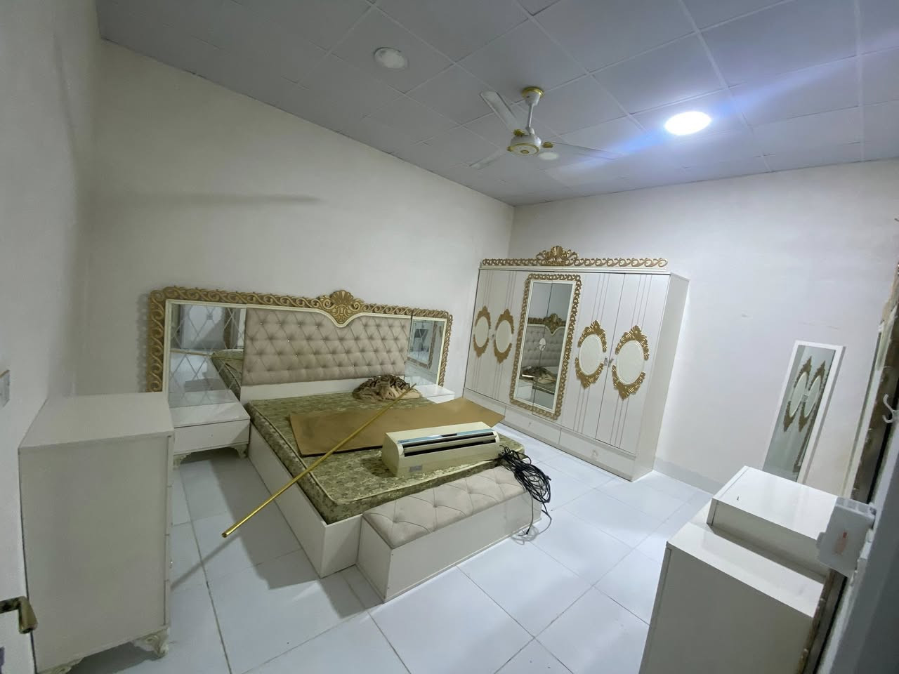 السلام عليكم 
غرفة نوم ملكي كدام العين الغرفة نظيفة للبيع 
***********
