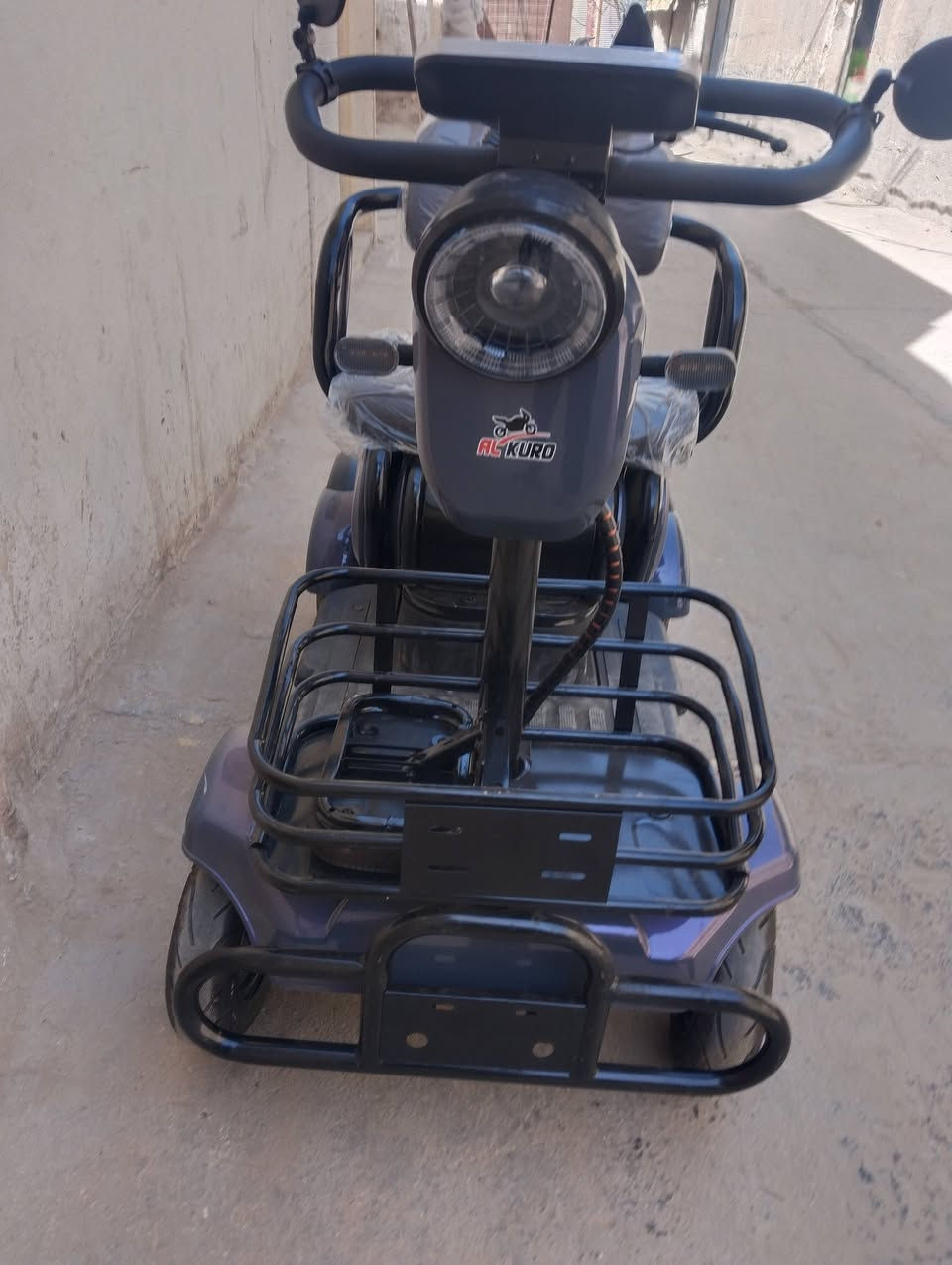 سلام عليكم عربانه شحن للبيع سعر 900عنوان حله شارع الري مقابيل المنتزه رقم المبايل ***********
