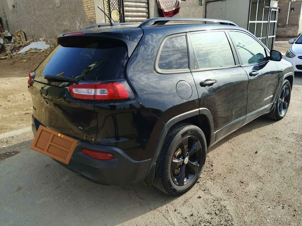 السلام عليكم. جيب بزون موديل 2018 حادثها بسيط جدا باب السائق مبدل فقط الباقي مكفول لا شاصي ولا برانكيت كير ومحرك مكفولات حجم المحرك 2400 . اربعة سلندر تبريد تدفئة حدادية جديدة تخم تاير جديد فول مواصفات رادار إشارة ترحيب انظمة قيادة رقم ميسان انكليزي مكانها في ميسان نهاوند.  السعر 117..
***********
