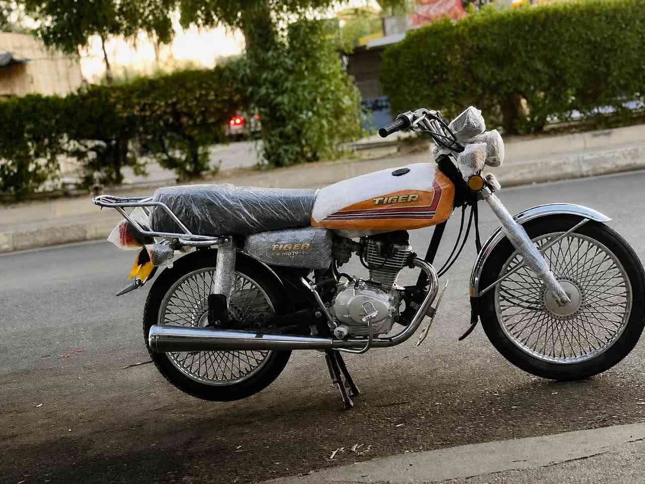 🏍️ دراجةتایگر هونزدە.   4 گیر.  (TIGER HONZDA) موديل2020
دراجة جديدة (لوك)، تشبه الزيرو وماشية شي قليل كلش. كل شي بيها بشرط الفحص وعلى بلادها.

🛠️ المواصفات والشروط:

 المحرك (المكينة): بشرط الفحص (ما مفتوحة نهائياً)، ما تنقص دهن وما بيها أي دخان. مكينة قوية وجديدة.

 الشاصي والبدن: كل النواحي بشرط بلاد، وحتا لسویجات مالتها الأصلية مال بلاد.

 الأوراق: المنيفيست الأصلي مال الشركة موجود وياها.

 الكهربائيات: منظومة الكهرباء كاملة والشاشة (کلە شغال) كله شغال وبشرط الفحص.

 التايرات والبريكات: التايرات اثنينهم جدد، والبريكات مضبوطة كلش وما بيها أي نقص.

💰 السعر والعنوان:

 السعر:500 دينار (ألف دينار).

 العنوان: كركوك - الشورجة، قرب مطعم حمه ناصر.📍📍

📞 للاستفسار والشراء:

 رقم الهاتف: ***********

ملاحظة للمشتري: الدراجة على الواقع هي تحچي عن نظافتها ومتانتها، وكل شي بيها ينباع بشرط الفحص والضمان.

🔱🔱🔱🔱🔱🔱🔱🔱🔱🔱🔱🔱

🏍️ ماتۆڕیتایگەر 4 گیر(TIGER HONZDA) مۆدێل2020 

ماتۆرێکی زۆر زۆر تازە و لۆک، هاوشێوەی سفرە و زۆر کەم کاری کردووە. هەموو شتێکی بەشەرتە و لەسەر بیلادی خۆی ماوەتەوە.

🛠️ تایبەتمەندی و مەرجەکانی ماتۆڕەکە:

 مەکینە (بزوێنەر): بەشەرت،  (نەکراوەتەوە)، بەبێ سەرفکردنی ڕۆن و بەبێ دووکەڵ (بخار). مەکینەی توند و لۆکە.

 شاسی و بەدەنه: هەموو لایەکی بەشەرتی بێلادە، تەنانەت سوویچەکانیشی بێلادین.

مەنەفێسی شەریکەیی خۆی لەگەڵ دایە

 سیستەمی کارەبا:، کارەباییات و (دەشبۆڵ)ی بەشەرت و بێ کێشەن.

 تایە و برێک: هەردوو تایەی لۆکن و برێکەکانی زۆر مەزبوت و بێ کێشەن.

💰 نرخ و ناونیشان:

 نرخ:500, دینار (پێنج سەد هەزار)

ناو نیشان شۆرجە نزیک چێشت خانەیی حمە ناسر📍📍

📞 بۆ پەیوەندی و کڕین:

 ژمارە تەلەفۆن:***********

تێبینی بۆ کڕیار:ماتۆڕەکە لە کاتی بینیندا خۆی شاهیدی پاكی و توندوتۆڵی خۆی دەدات، هەموو شتێکی بە شەرت دەدرێت.
