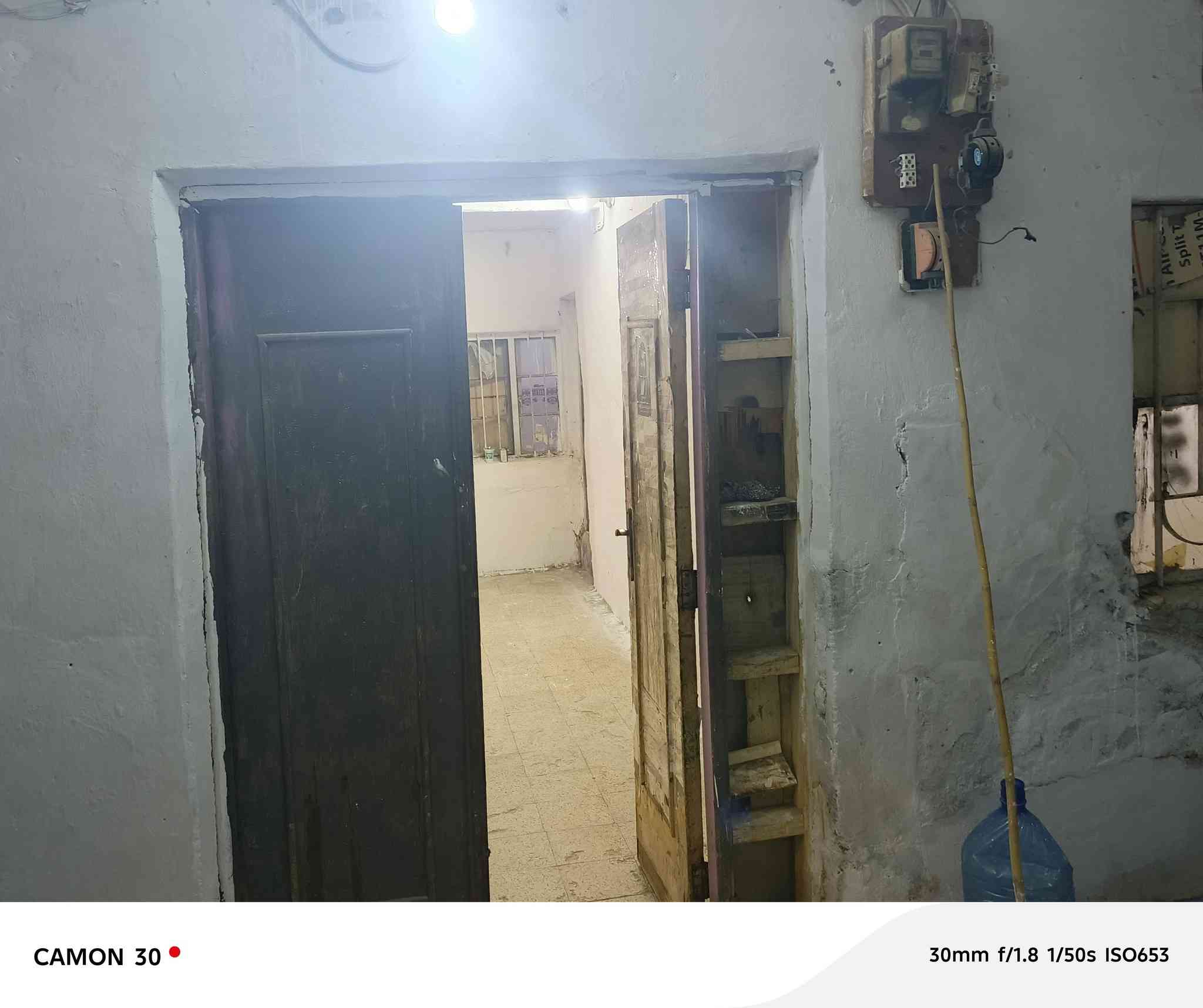 بيت طابوملك للببع في البصره مدينه الجديده غرب مدرسه العلا مساحة 130 يحتوي ع 3غرف نوم ودوانيه استقبال كبير وحمام وتوليت سعره100وبي مجال قليل رقم جهاز ***********
