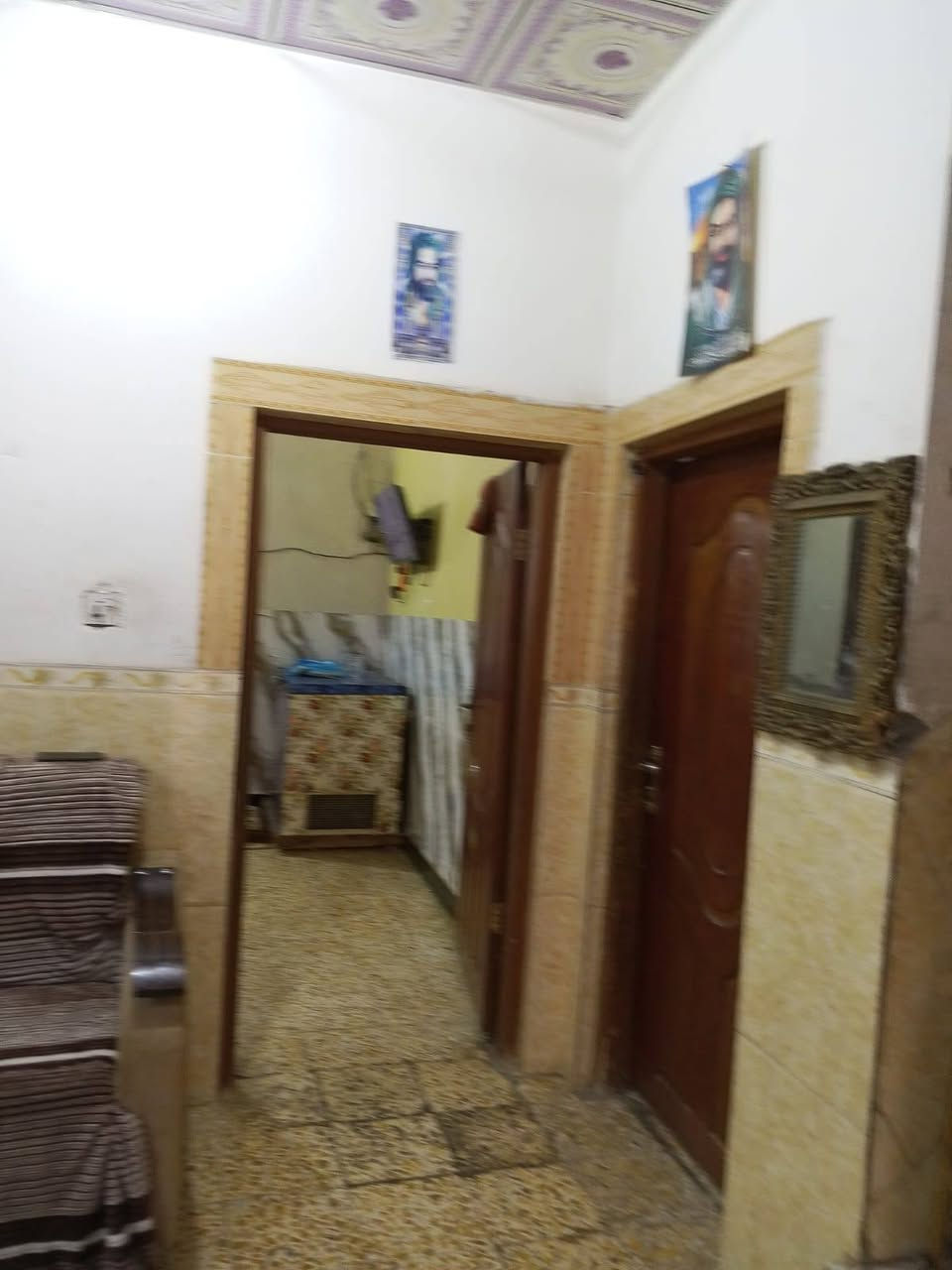 سلام عليكم بيت خلف الملعب الشارع الرابع مساعه 200 يتكون من غرفتين وبراني وهول ومطبخ وطارمه وصحيات تهويه داير البيت 

عرض الشارع 10 متر 
الستفسار اكثر نتصال علرقم 
***********
