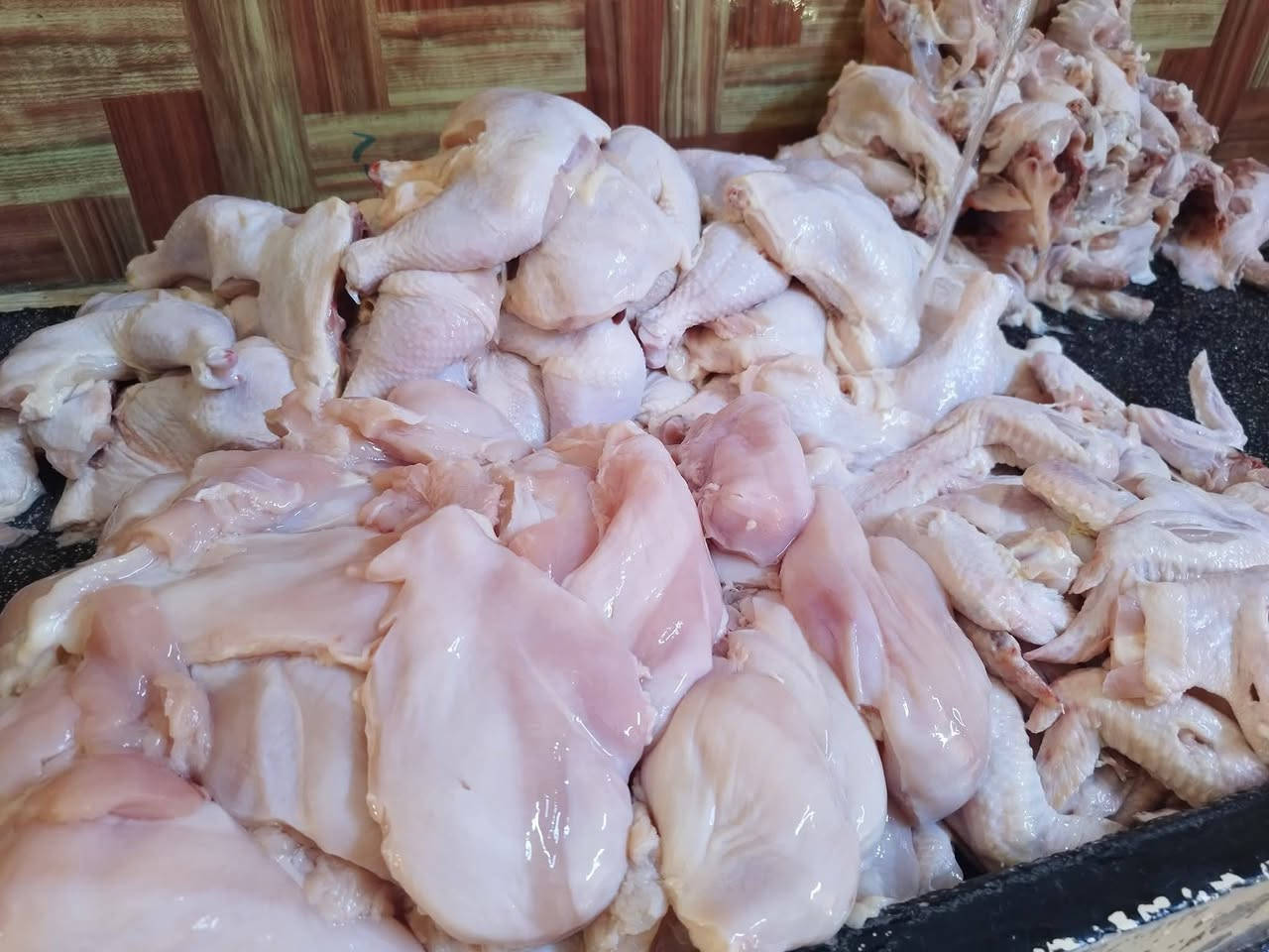 🐔 السعاده للدجاج الحي

💥 أسعار الدجاج الحي

🐓 معدل 1700 غم — 7,000 

🐓 معدل 2 كغم — 8,000 

🐓 معدل 2.5 كغم — 9,000 

🍗 أسعار التقطيع

صدر — 5,000 

فخذ — 5,000 

أجنحة — 4,000

كبد — 5,000 

حواصل + كبد — 4,000 

أركاب — 1,500 

صدر مسحب ــــ 7,000

للأتصال بنا 👇👇🤳
***********  /  ***********
✨ طازج يومياً • أهلاً وسهلاً بكم

📍 كوت خاجيه - نهاية شارع 40 - مجاور مخبز الصادق / مقابل ماركت حسين القريشي
