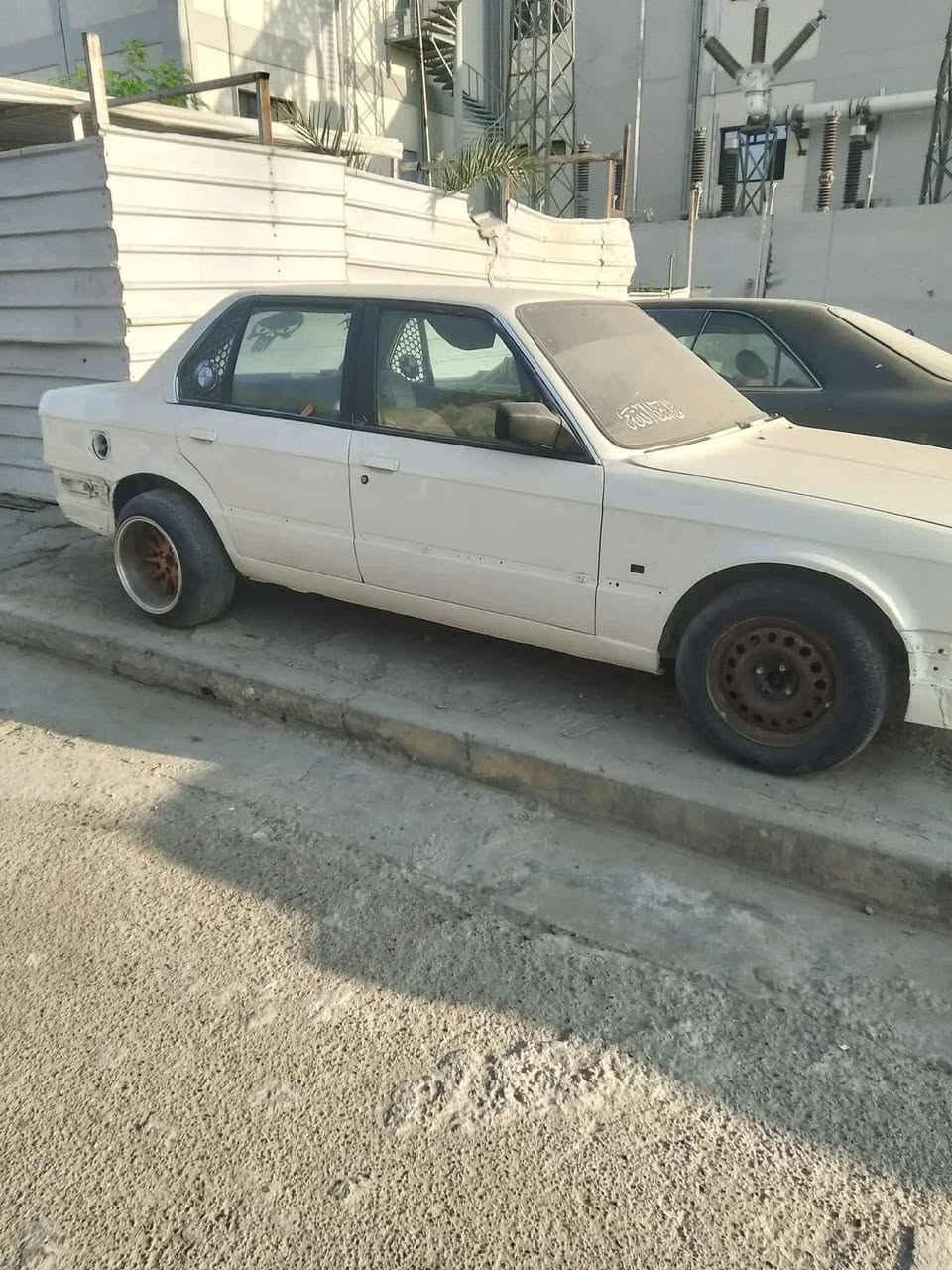 السلام عليكم بي ام زعره موديل ١٩٩١ رقم ديالئ مشروع وطني سنويه نهايه ٢٦ 
 محرك مكفول ٦ سلندر مفتوح كير اوتو سياره مصبوغة جديده وغراضها كلها موجوده بس تشد نقصها ترتيبات بسيطه بيها الايرفلو يحتاجله صيانه للبيع او مراوس ويفضل مراوس 
السعر 40 وبيها محال 
مكان بغداد 
0775 062 8974
