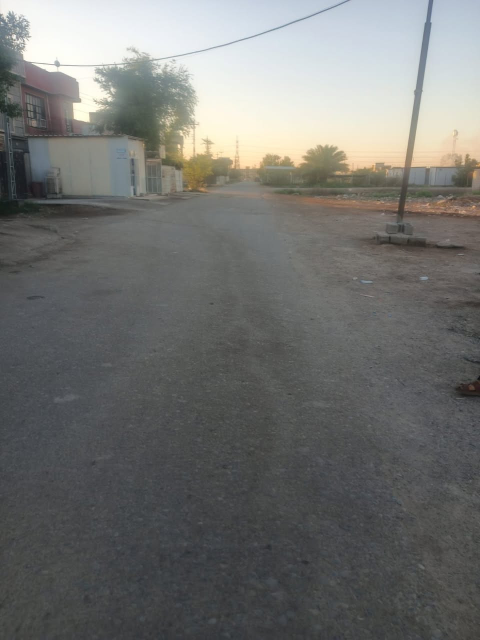 يوجد لدينا بيت للبيع في منطقة سيف سعد الغالبيه مساحه الارض 160 متر ركن مربع قاطين يحتوي على 4غرف صاله استقبال ومطبخ وصاله وصيحات داخليه وخارجية بناء طابوك بناءً جديد السعر 95 ؤبيه مجال للشراي البيع يكون ويه صاحب العقار موباشر ***********

