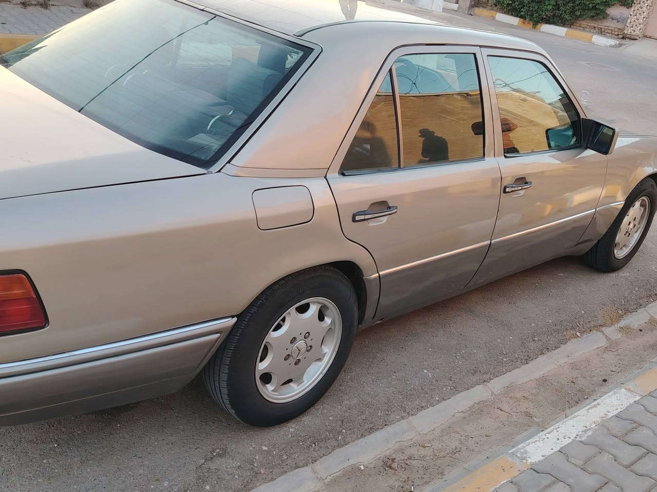 مارسيدس دب 89 محدث 91 كير ومحرك بلاد مشروط
صبغ عام جماليه 
حداديه جديده
تبريد ويه السويج
تخم تاير جديد
رقم بغداد باسمي تحويل ثاني يوم سنويتها لنهاية 2027 
هزه كامله 
سياره كلشي بيها جديد وشغال ماناقصها برغي
السعر 65 وبيها مجال 
***********
***********
مكاني واسط قضاء الحي

