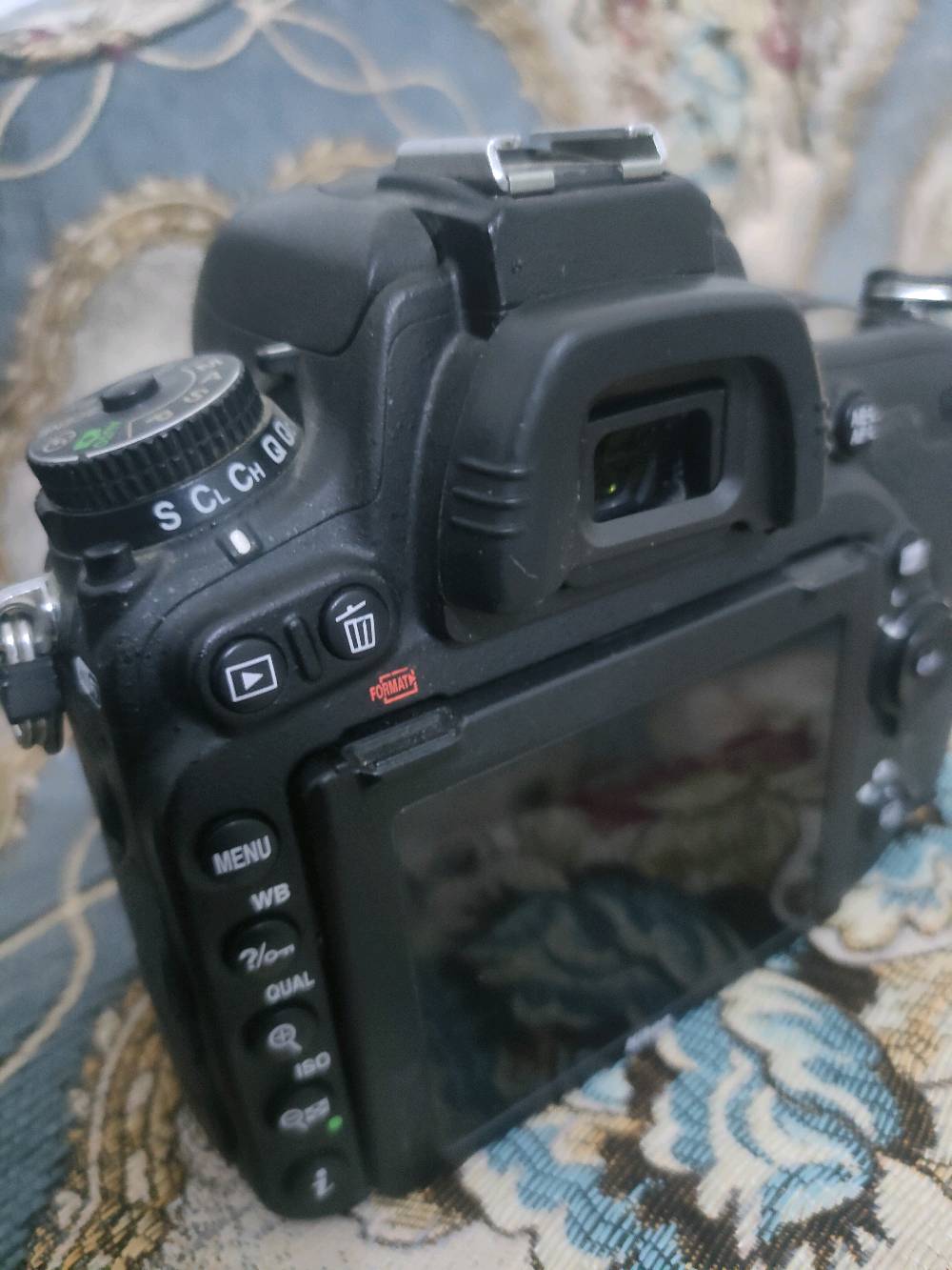 أبيع كامرة Nikon D750 أصلية، حالتها زينة ونظيفة مثل ما مبين بالصور، شغّالة بشكل طبيعي وما بيها مشاكل ظاهرة. مستخدمة استخدام خفيف ومناسبة للتصوير الاحترافي والهاوي. البيع من دون مجاملة، واللي يحب يشوفها أو يجربها قبل الشراء أهلاً وسهلاً.