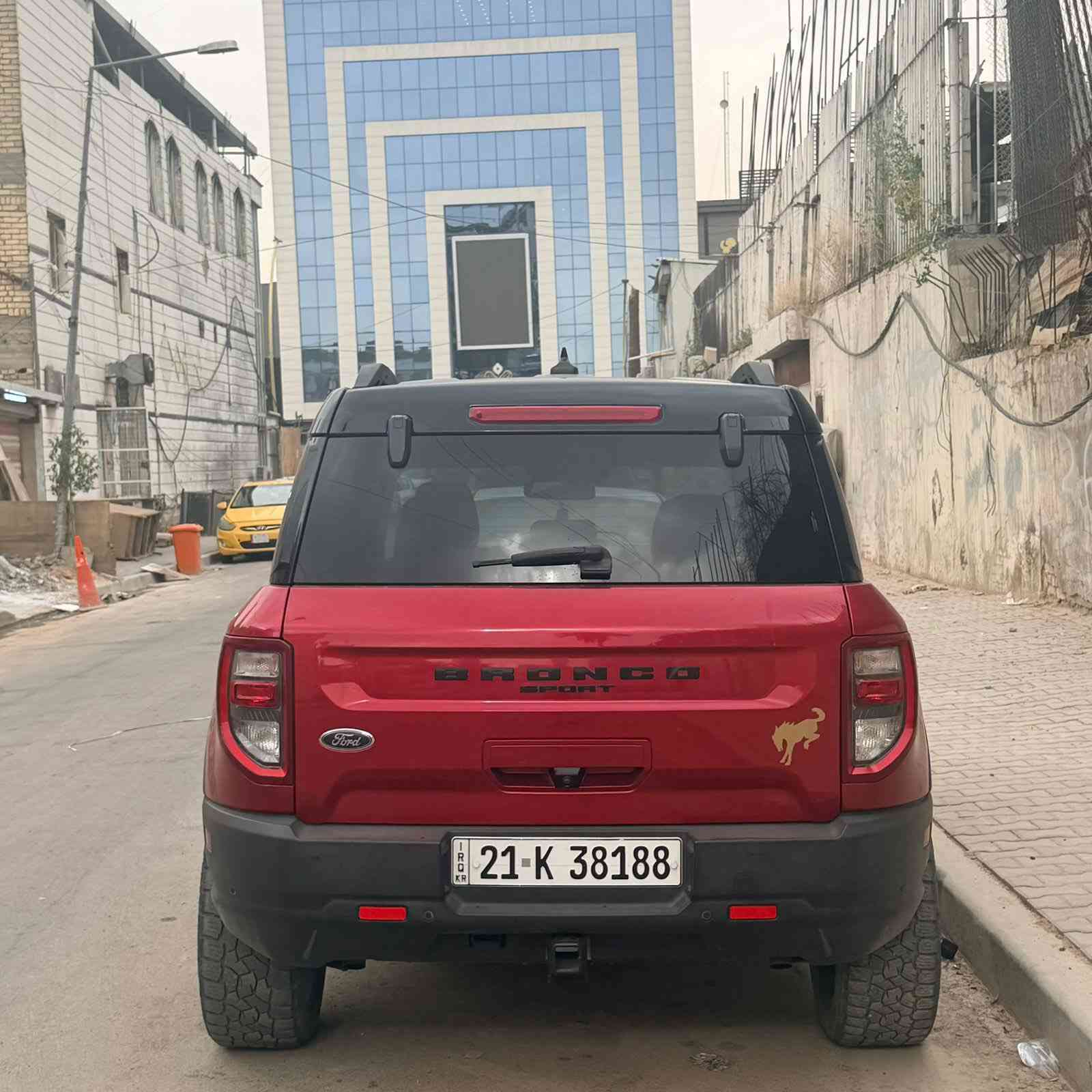 فورد برونكو فول مواصفات فيرست ادشن 
تو كلر بلادي و ستيكرات بلاديه 
فئة First edition 
موديل 2021 
محرك 2000 turbo المرغوب 
فور ويل ( دبل اكسل ) 
ماشيه 32 mile 
رقم سليمانيه 
ويل حجم 20 اصلي تايرات جبليه 
داخل نيلي 
فتحة سقف 
مقاعد كهربائية وتدفئه بالمقاعد 
سترين هيتر 
شحن واير لس 
كاميرات اماميه وخلفيه 
رادارات جانبيه 
تحديد مسار 
اوتو هولد
اوتو ستوب 
٥ وضعيات قياده 
شفتات سترين 
هاند بريك كهربائي 
قفل اكسل ( دفلوك ) 
تشغيل عن بعد 
شاشه كاربلي اندرويد اوتو 
انار داخل ابواب الصندوق 
وارد امريكي بدون صبغ بدون تبديل فقط تكحيل موضح بالصور 
ايرباك مصلح 
رقم الشاصي 3FMCR9F93MRA50504
سعرها ١٩٧ 
مكاني بغداد 
***********
