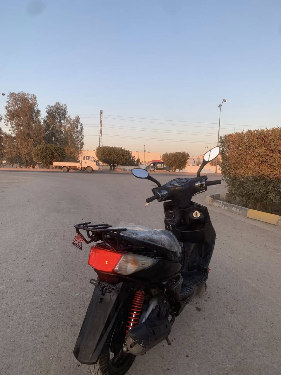 يالله 
سلام عليكم؟
سكنس فحل كابريته 
دراجه وضع رمبه مكينه لتسلني عليه جيب وياك فيتر وتعال
سلف هندر كهربائيات شغاله تخم تاير شرط لخط لحمر بي
زنون اصفر ثلجي بك لايت 
دراجه مال جناي مو مال بياع شراي 
مكان بغداد ابو غريب 
***********٩
سعر ٥٥٠
وبيه مجال حك جيه
