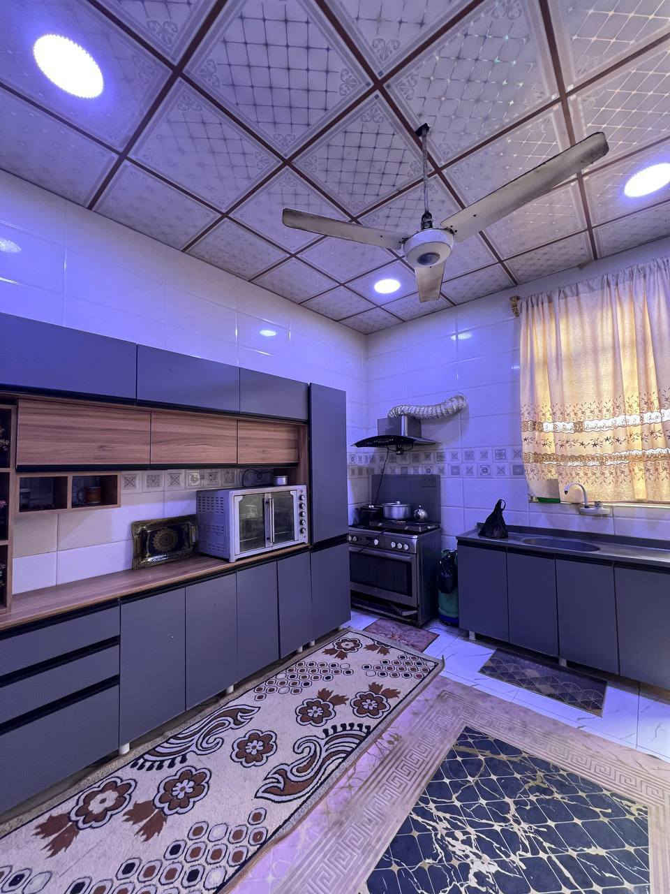 دار سكن للبيع
#المساحة :: 200م على شارع 10م
إبي الخصيب ابو كوصرة قرب سنتر طة
ملك صرف زراعي عراقي نموذج 25
#يحتوي :: كراج واسع حديقة صحيات خارجية
أستقبال مطبخ صالة واسعة مناور عدد اثنين 
إضافة إلى غرفتين منام وصحيات داخلية ودرج
#السعر :: 70 مليون قابل للتفاوض 
#للأستفسار :: ***********
