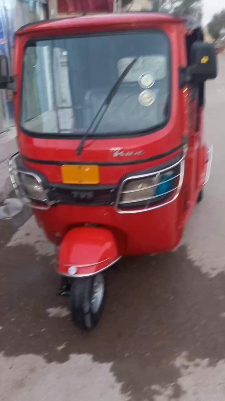 للبيع تكتك تي في السعر ٤ونص وبيها مجال العنوان بغداد حي النصر *********** أوراق كامله
