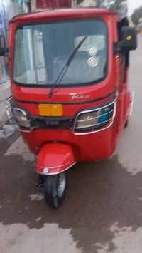 للبيع تكتك تي في السعر ٤ونص وبيها مجال العنوان بغداد حي النصر ٠٧٧١٥٩٣٤...