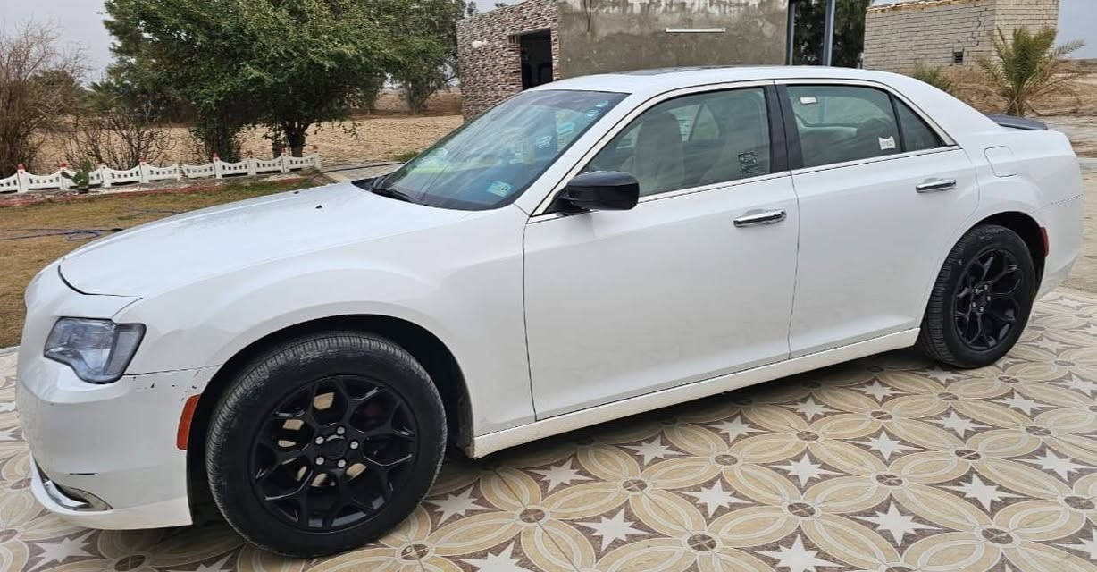 سلام عليكم اوباما كرايسلر 300  موديل  2016 خليجي   كفاله.   مكان السياره الدوانيه الحمزه الشرقي   السياره  بسمي مداور ثاني يوم    السعر 255 وبيهه. مجال. للاستفسار ***********
