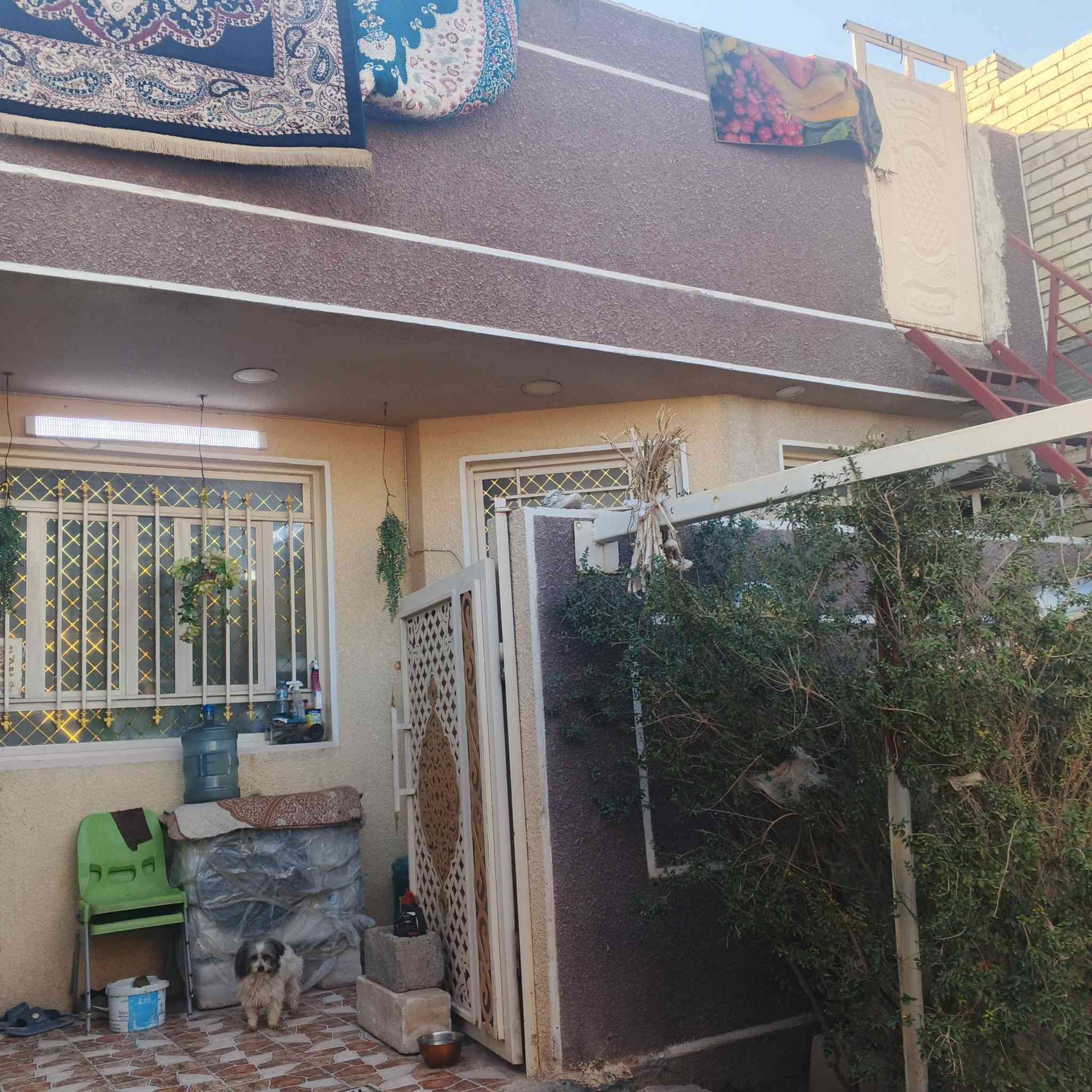 السلام عليكم بيت في منطقه سريدات القديمه  نهايه شارع حجي حسن مساحته ١٠٠ و١٢ متر مربعه طابقين كامل  غرفتين نوم واستقبال خدمات كامله السعر ١٢٠ بيه مجال ***********
