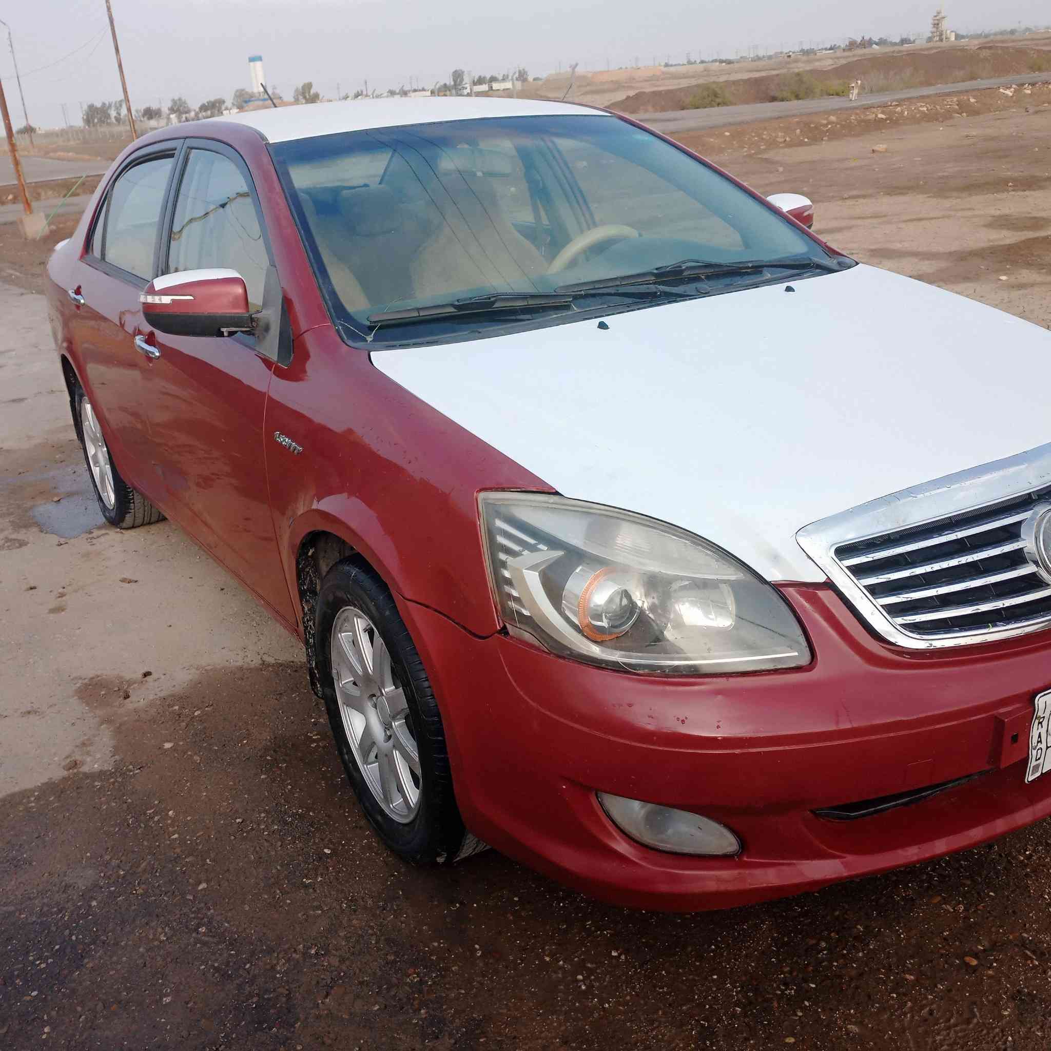 السلام عليكم للبيع جيلي موبل 2013مكفوله من ضربه وصبغ وخياس سياره جديده رقم بغداد سنويه جديده مكينه وكير وحداديه وتبريد وتخم تاير المكان ديوانيه رقم ***********
