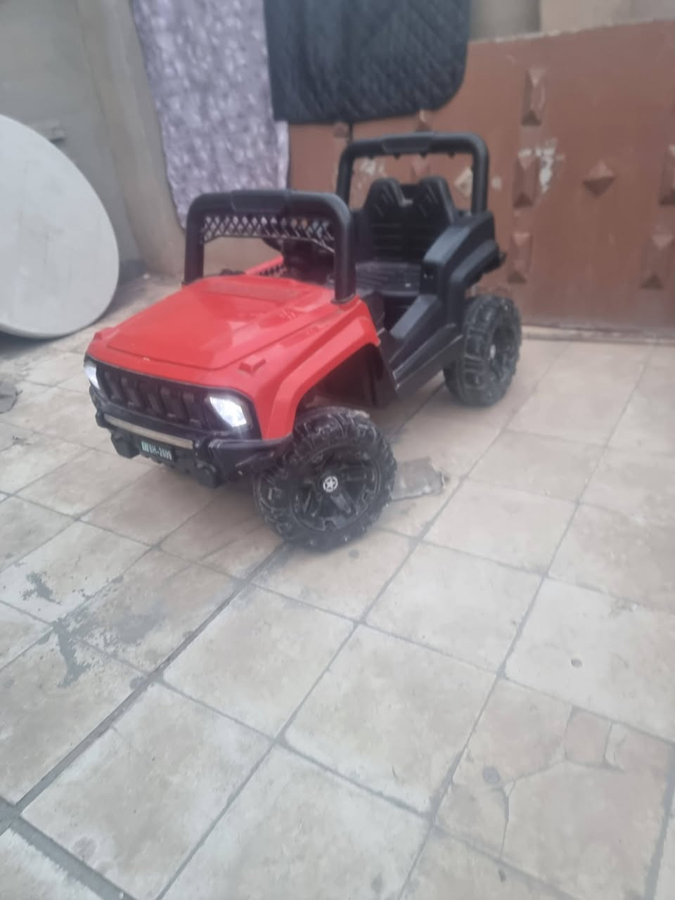 السلام عليكم
للبيع سياره شحن للأطفال شغاله باتري جديد السعر (١٠٠) ت (***********)
