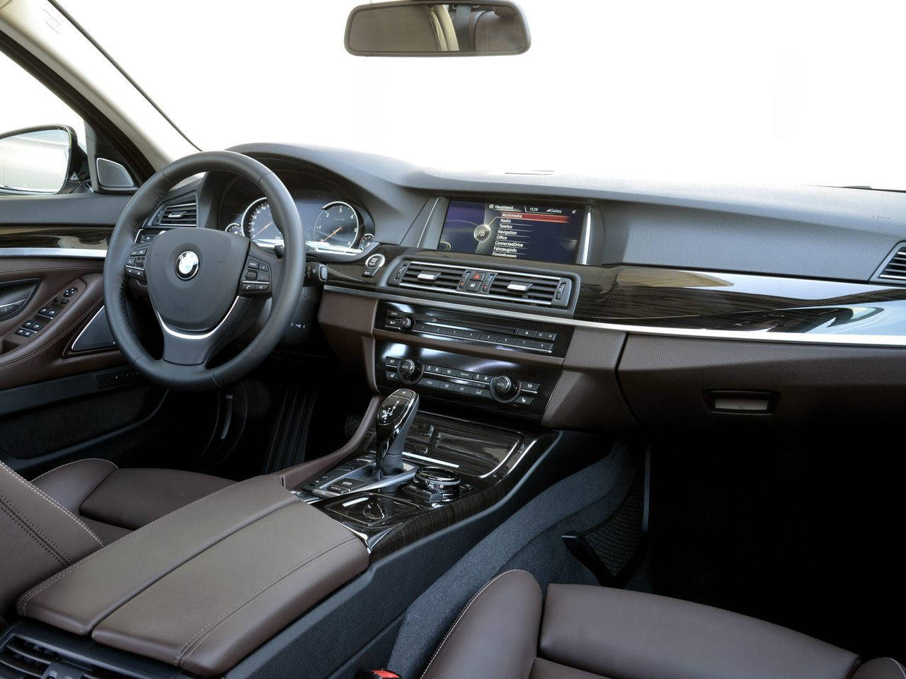 بي إم دبليو F10🇩🇪: متعة القيادة بامتياز... وأكثر

إذا كنت تبحث عن سيارة تجمع بين الفخامة والمتعة خلف المقود، فـ BMW الفئة الخامسة F10 هي خيارك الأمثل. هي ببساطة سيارة السائق الأولى، تتفوق على منافستها المرسيدس في متعة القيادة بفضل ثباتها المنحني العالي، دقة التوجيه الرياضية، واستجابة ناقل الحركة ZF السريعة (8 سرعات) خصوصاً عند التخفيض المفاجئ للسرعة (Down-Shift).

لكن هذا ليس انتقاصاً من المرسيدس التي تتفوق براحة الركوب الفاخرة، فرامل أقوى، وعزل صوتي أفضل. الأمر يعود لذائقتك: القيادة النشطة أم الركوب الفاخر؟

أجيال الـ F10:
تم إنتاجها من 2010 حتى 2016/2017، مع تجميل (مكياج) ثاني بدأ من موديلات 2014.

رحلة المحركات: من الاقتصاد إلى الأداء الخارق

تعددت محركات F10 لتناسب الجميع، ولكل محرك شخصيته:

· 520i (البوابة الاقتصادية):
  · محرك 1.6 لتر (N20B16): 168 حصان. صُمم خصيصاً لدول ذات جمارك مرتفعة على المحركات الكبيرة (مثل تركيا).
  · محرك 2.0 لتر (N20B20): 184 حصان. تسارع 0-100 في 8 ثوانٍ.
· 523i (الأسطورة الهادئة):
  · محرك 6 سلندر سعة 2.5 أو 3.0 لتر (بدون توربو). نعومة أسطورية وسلاسة لا تضاهى.
· 528i (التحول الكبير):
  · موديلات 2010-2011: محرك 6 سلندر سعة 3.0 لتر (241 أو 258 حصان).
  · موديلات 2012-2016: تحول لمحرك 4 سلندر 2.0 لتر توربو بقوة 245 حصان. أداء قوي مع اقتصاد في الاستهلاك.
· 530i (الجوهرة الأوروبية):
  · محرك 6 سلندر 3.0 لتر (272 حصان). نعومة 6 سلندر مع قوة إضافية. توقف إنتاجه بعد 2013.
· 535i (الخيار الذهبي):
  · محرك 6 سلندر 3.0 لتر توربو (N55) بقوة 306 حصان.
  · تسارع 0-100 في 5.7 ثوانٍ فقط. توازن رائع بين الأداء والاعتمادية، وحاصل على جوائز عالمية.
· 550i (وحش V8):
  · محرك V8 مزدوج التوربو 4.4 لتر.
  · موديلات 2010-2013: 408 حصان.
  · موديلات 2014-2017: 450 حصان (تسارع 4.6 ثانية). قوة هائلة لمن يبحث عنها.
· M5 (الأسطورة):
  · محرك V8 معدل بالكامل (S63) بقوة 560 حصان.
  · تسارع في حدود 4 ثوانٍ وسرعة قصوى تتجاوز 300 كم/س. سيارة خارقة بكل المقاييس.

خلاصة سريعة: أي محرك تختار؟

إذا أردت ترتيب المحركات من حيث المتانة والاعتمادية (وليس القوة)، فالترتيب كالتالي:

1. N52 (الـ 6 سلندر الطبيعي): الأكثر اعتمادية وخلواً من المشاكل.
2. N53 (الـ 6 سلندر حقن مباشر): مشابه للسابق ولكن بنظام حقن أحدث.
3. N20 (الـ 4 سلندر توربو): أداء جيد واقتصادي لكنه أكثر حساسية.
4. N55 (الـ 6 سلندر توربو): توازن رائع بين القوة والتكنولوجيا.
5. N63/S63 (V8): قمة الأداء ولكنها تحتاج عناية فائقة وتكلفة صيانة أعلى.

باختصار، F10 عالم متكامل. حدد ميزانيتك وأسلوب قيادتك، وستجد المحرك المناسب لك.

#BMW #M5 #F10

#النخبة_للسيارات✍🏻


**إذا كنت صاحب هذا الإعلان وتريد حذفه لأي سبب، رجاءا أرسل رسالة إلى الدعم الفني**