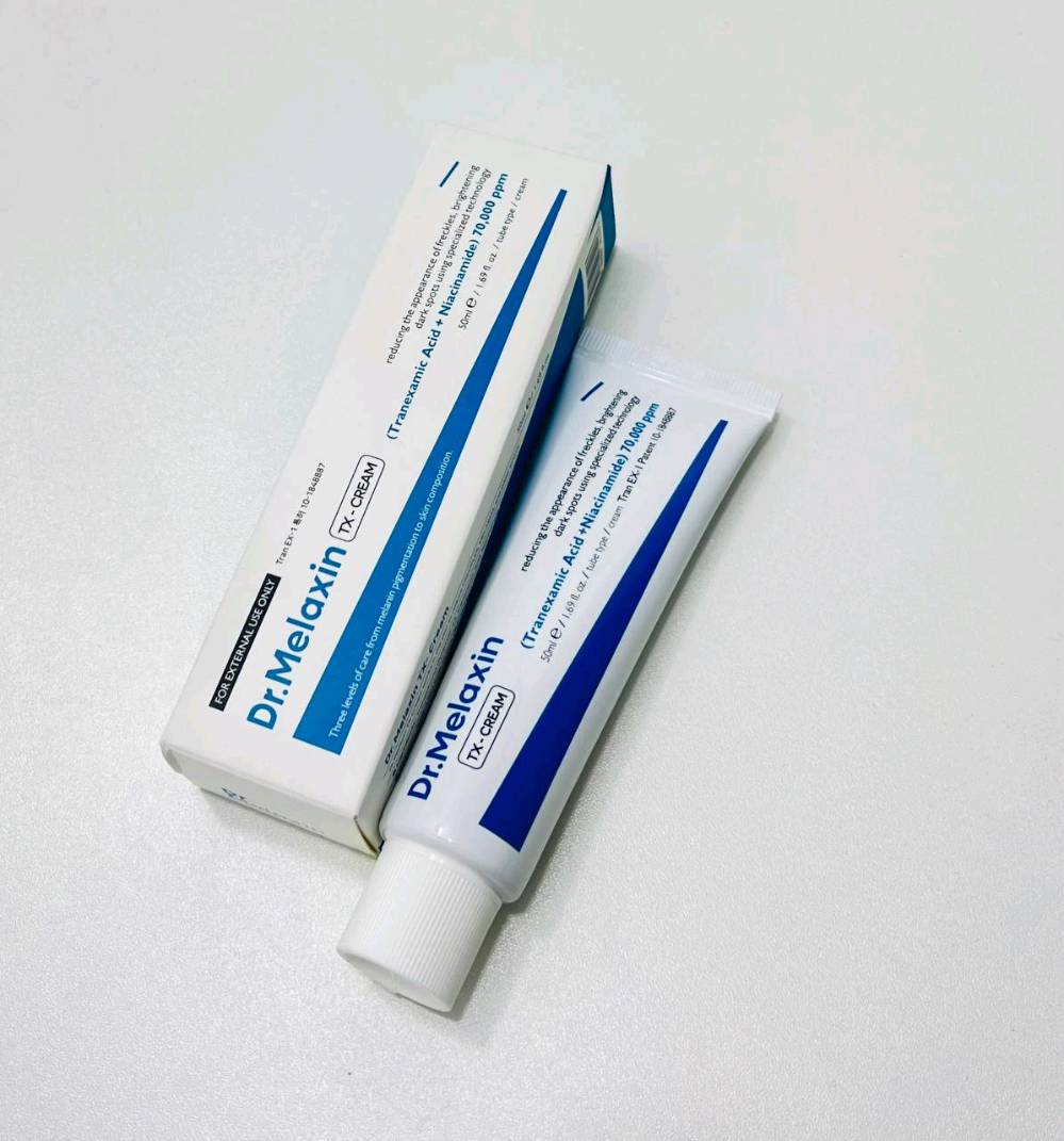 كريم دكتور ميلاكسين TX 🌨🫶🏻
 Dr.Melaxin TX-Cream
يستخدم لتفتيح البقع الداكنة وتوحيد لونها. يحتوي على  :
 حمض الترانيكساميك (Tranexamic Acid) والنياسيناميد (Niacinamide) بتركيز 70,000 جزء في المليون. 
يهدف إلى تقليل مظهر النمش وعلاج التصبغات الناتجة عن الميلانين.
مناسب لجميع أنواع البشرة. 
طريقة الاستخدام :
ضعي كمية مناسبة على بشرة نظيفة ودلكي بلطف حتى الامتصاص الكامل. يستخدم صباحًا ومساءً
سعـر الـقُطعه 17
سعـر القُطعتين 26
