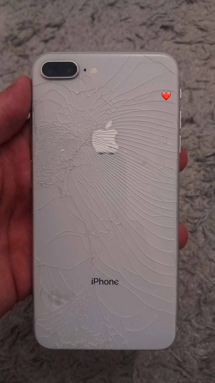 ايفون 8 نضيف
مش مغير شي 
عيوبه شفره متخدمش وفي شقوق في الخلفيه
السعر ساوم


**إذا كنت صاحب هذا الإعلان وتريد حذفه لأي سبب، رجاءا أرسل رسالة إلى الدعم الفني**