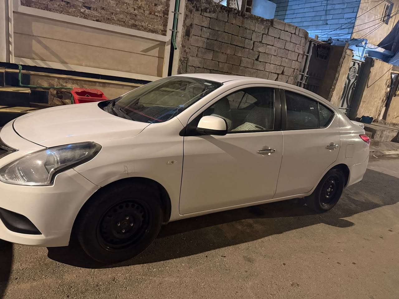 سلام عليكم نيسان صني موديل 2021 سياره كفاله عامه كير محرك مامفتوح بيه ولا برغي يعني سياره مامتعوبه  حداده تخم تايرات جدد فقط بيه بارد بلبنيد سياره جديده جاهزه من كلشي (السعر خاص) رقم الهاتف ***********
